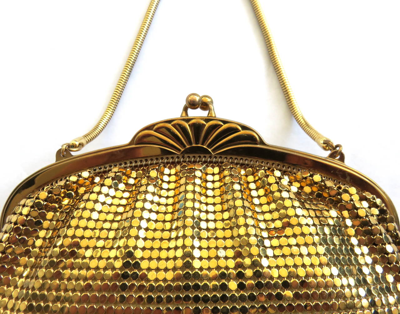 Vintage WHITING & DAVIS Gold metal mesh evening bag In Excellent Condition In Newport Beach, CA