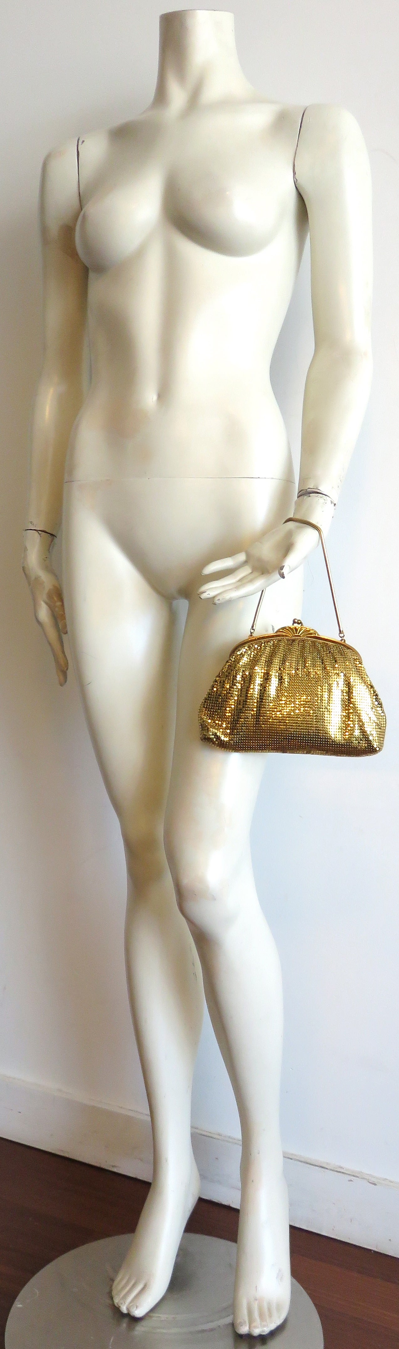 Excellent condition, vintage WHITING & DAVIS Gold metal mesh evening bag.

Gorgeous, metal evening bag featuring metal top frame and kiss-style closure.

Metal coil top strap.

Fully lined.

In excellent condition inside and