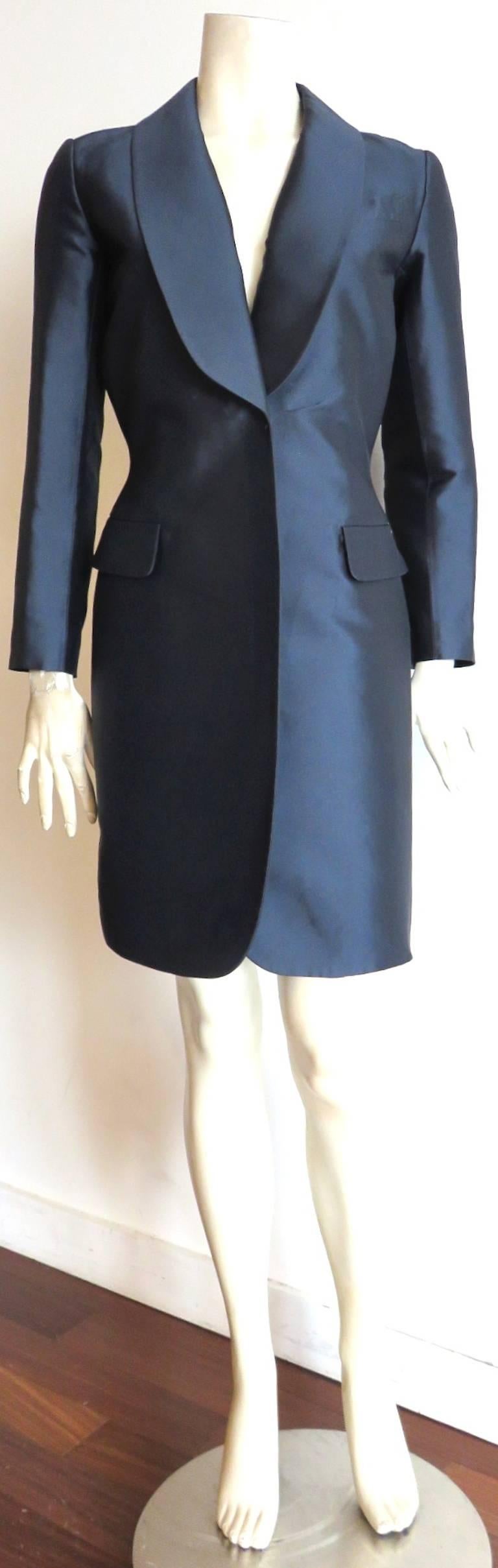 LOUIS VUITTON Silk satin evening coat with dress-style back  In Good Condition For Sale In Newport Beach, CA