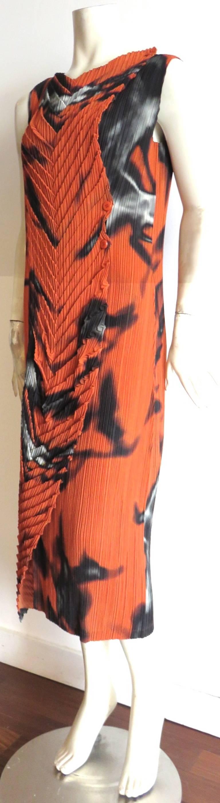 ISSEY MIYAKE Pleated flame-print dress  In Excellent Condition For Sale In Newport Beach, CA
