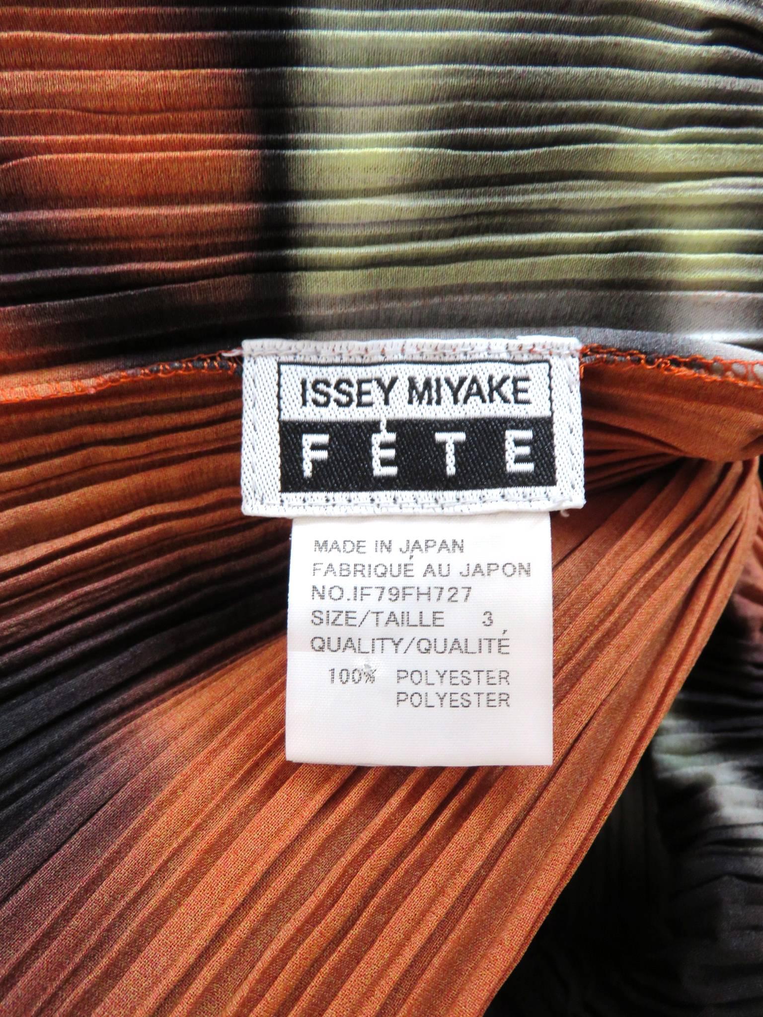 ISSEY MIYAKE Pleated flame-print dress  For Sale 1