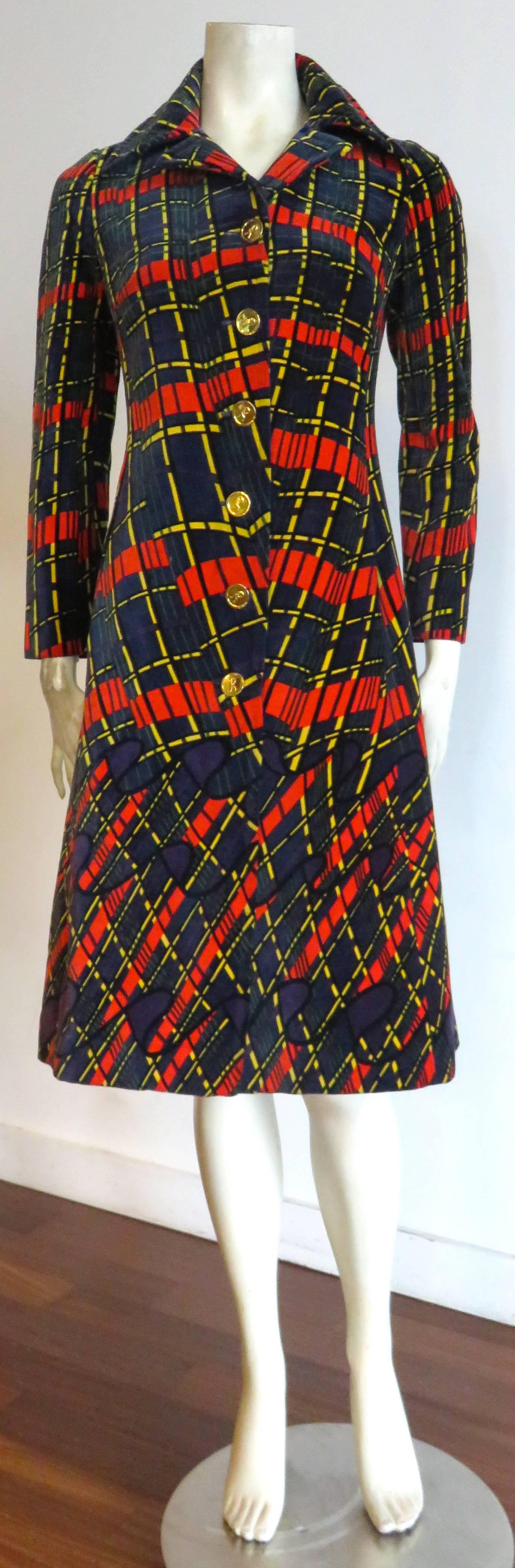 Excellent condition, 1970's ROBERTA DI CAMERINO, Trompe l'oeil plaid velvet coat.

Ulta-soft, plush velvet fabric featuring abstract plaid, artwork print in dark navy ground with golden yellow, and red. The printed artwork features wavy, trompe