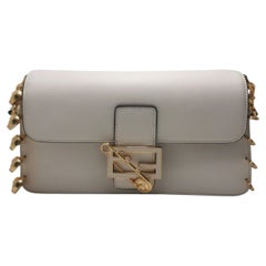 Sac Baguette « Fendace » Fendi x Versace : sac à bandoulière, pochette et sac à main, 3 façons de le porter