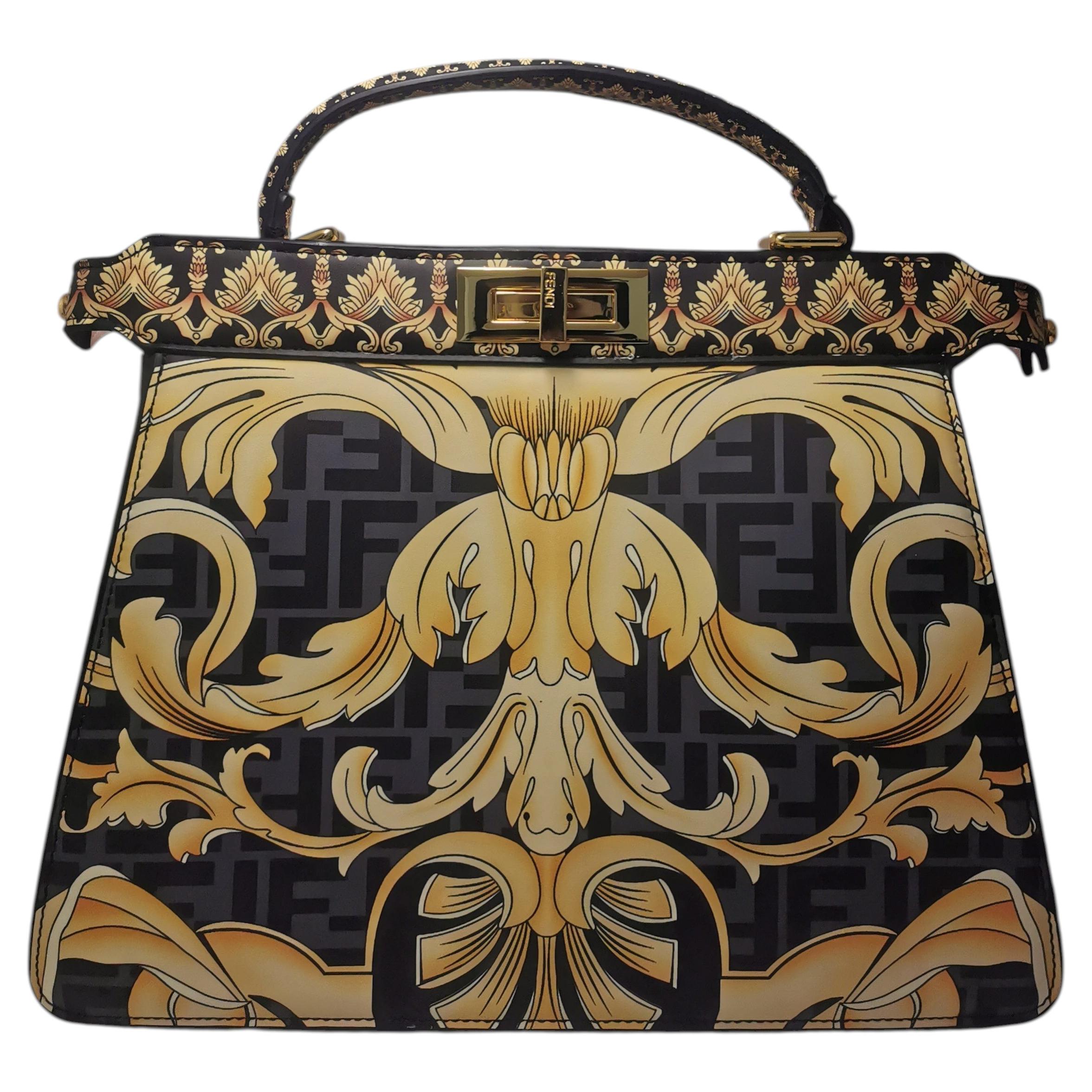 Fendi x Versace „Fendace“ Peekaboo ISeeU-Tasche in mittlerer Größe mit Barock-Print