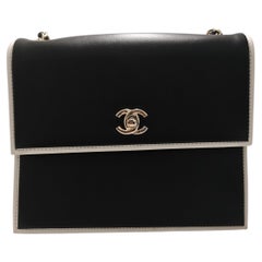 Sac Chanel à rabat unique et monture carrée, en cuir de veau noir et blanc