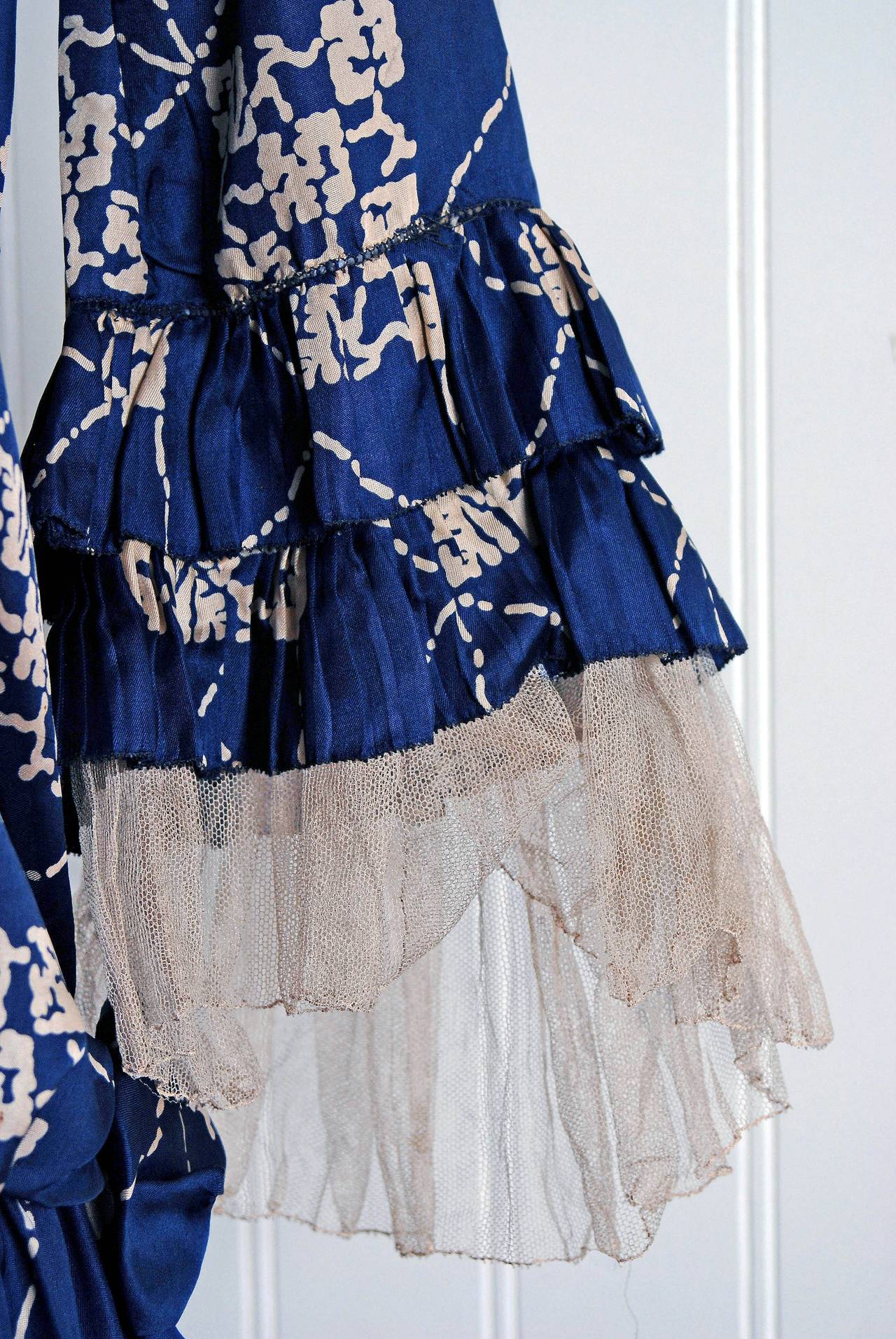 Noir Robe d'avant-garde en soie bleu marine et bleu marine à imprimé fantaisie Art déco, couture française, années 1920 en vente