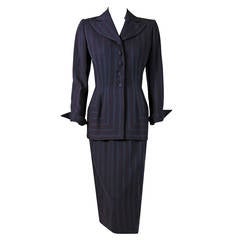 costume des années 1940 Irène gris à rayures en laine-gabardine Veste déco à sablier & Jupe tailleur
