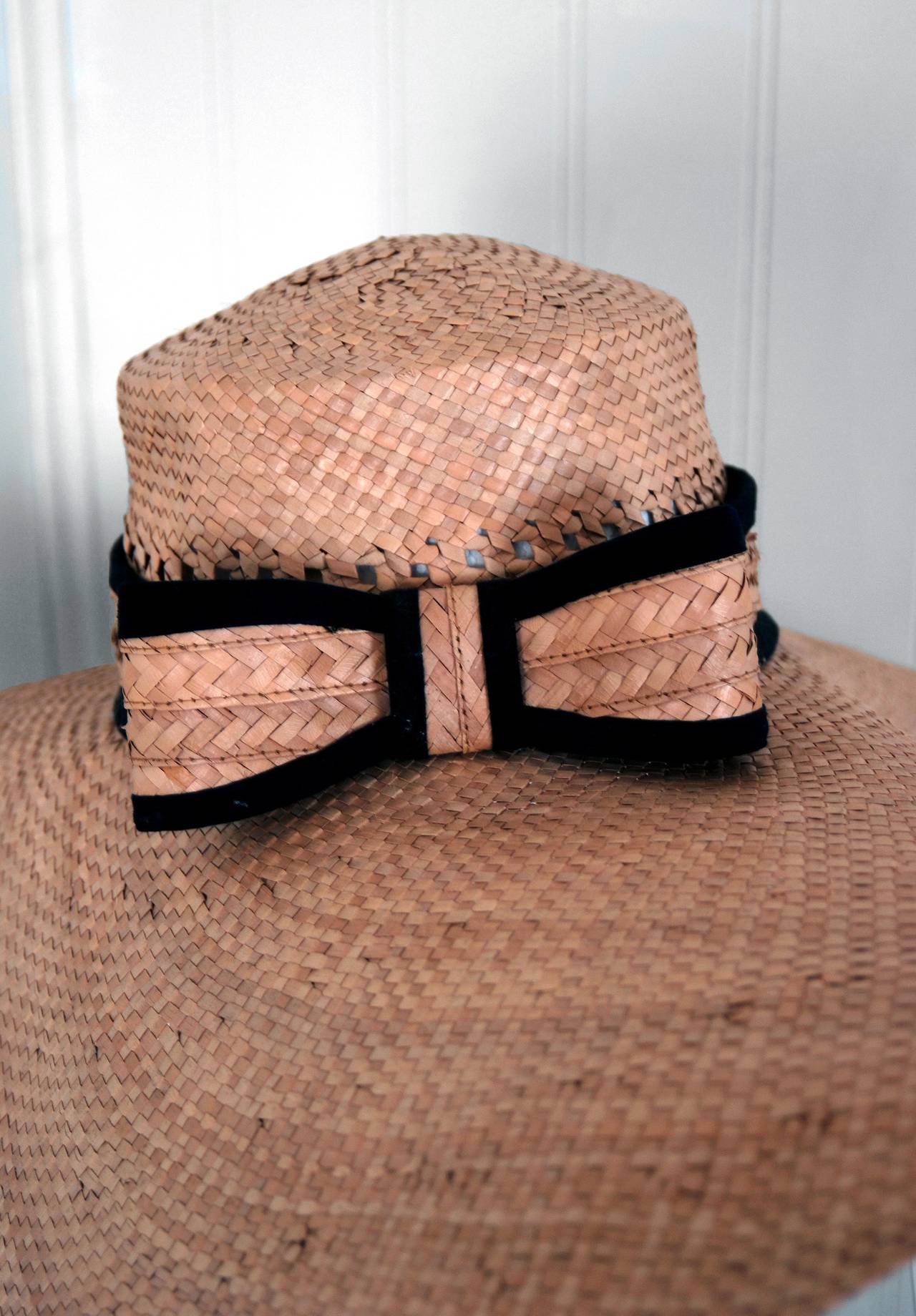 1960's Dramatic Woven Straw Large Wide Brim Bow Floppy Beach Resort Hat In Excellent Condition In Beverly Hills, CA