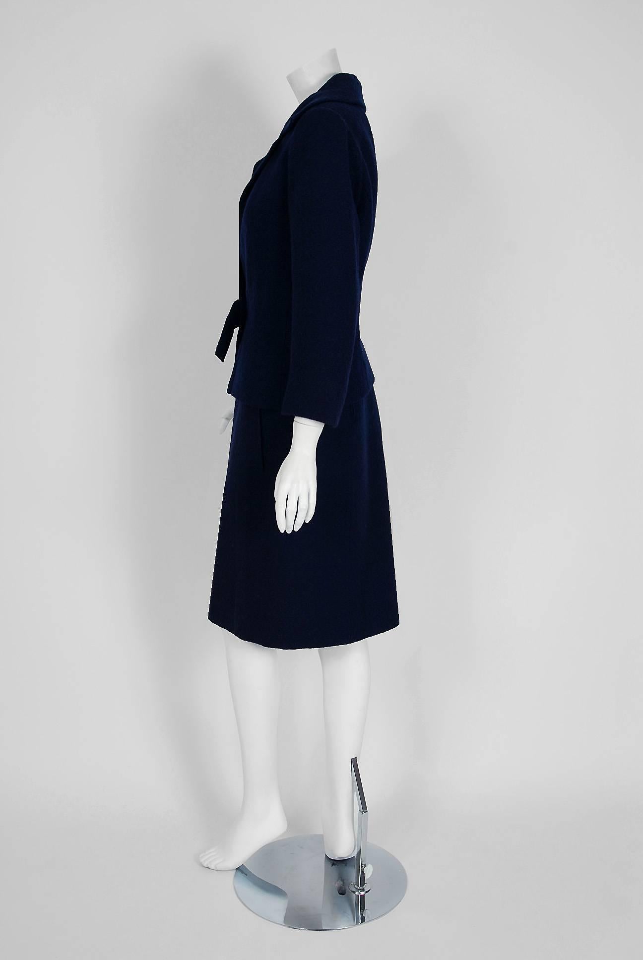 1962 Christian Dior Haute Couture Marineblauer Woll-Anzug mit Fliege und Maßanzug im Zustand „Gut“ in Beverly Hills, CA