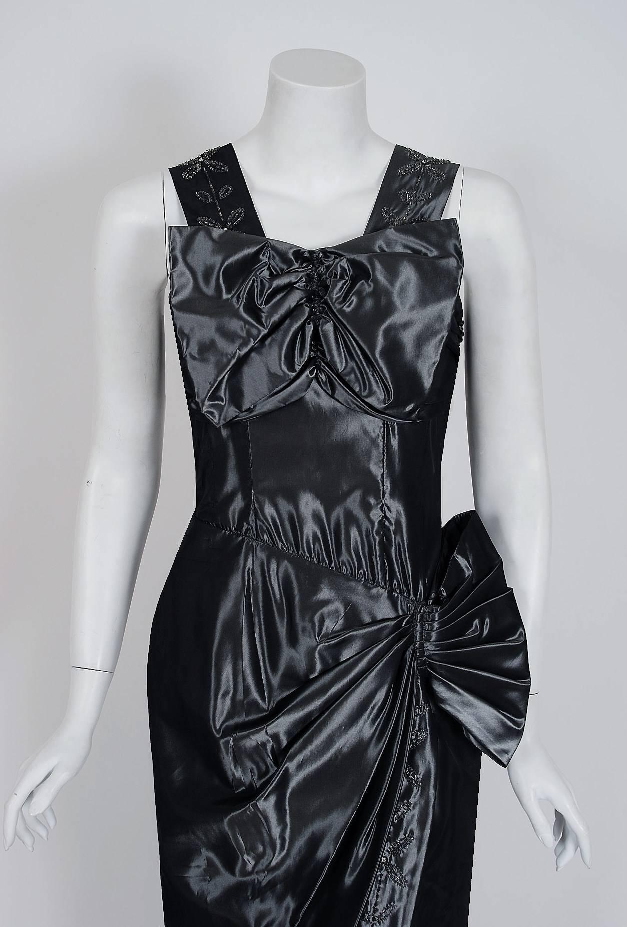 Schillerndes Schößchenkleid aus Seidentaft mit Strass und Perlen aus Rotguss, 1950er Jahre (Schwarz) im Angebot