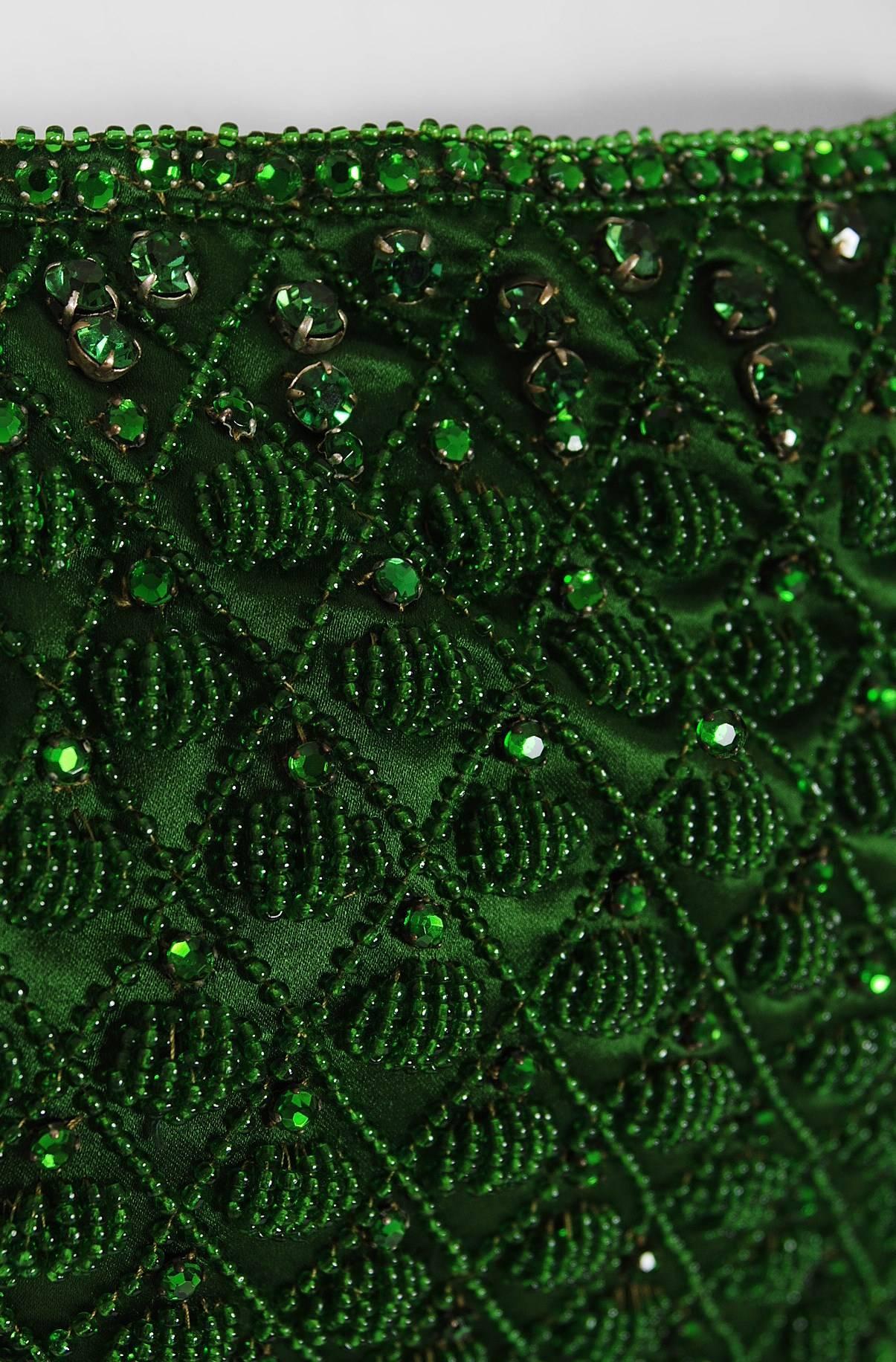 Rosali Macrini Smaragdgrünes, perlenbesetztes, strassbesetztes Seiden-Chiffonkleid, 1950er Jahre Damen