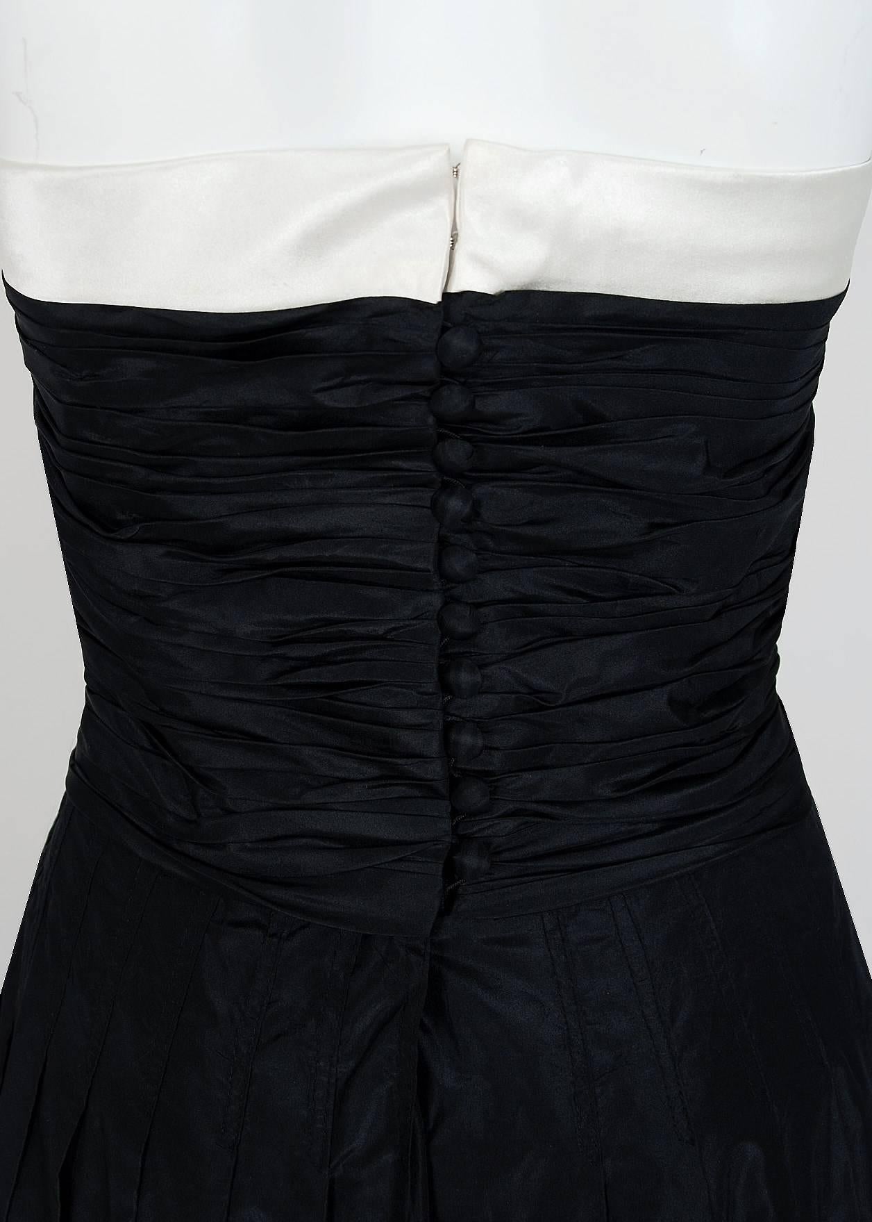 1992 Chanel Runway Schwarze Seide & Weißer Satin gerüschtes trägerloses Kleid mit Schal 3
