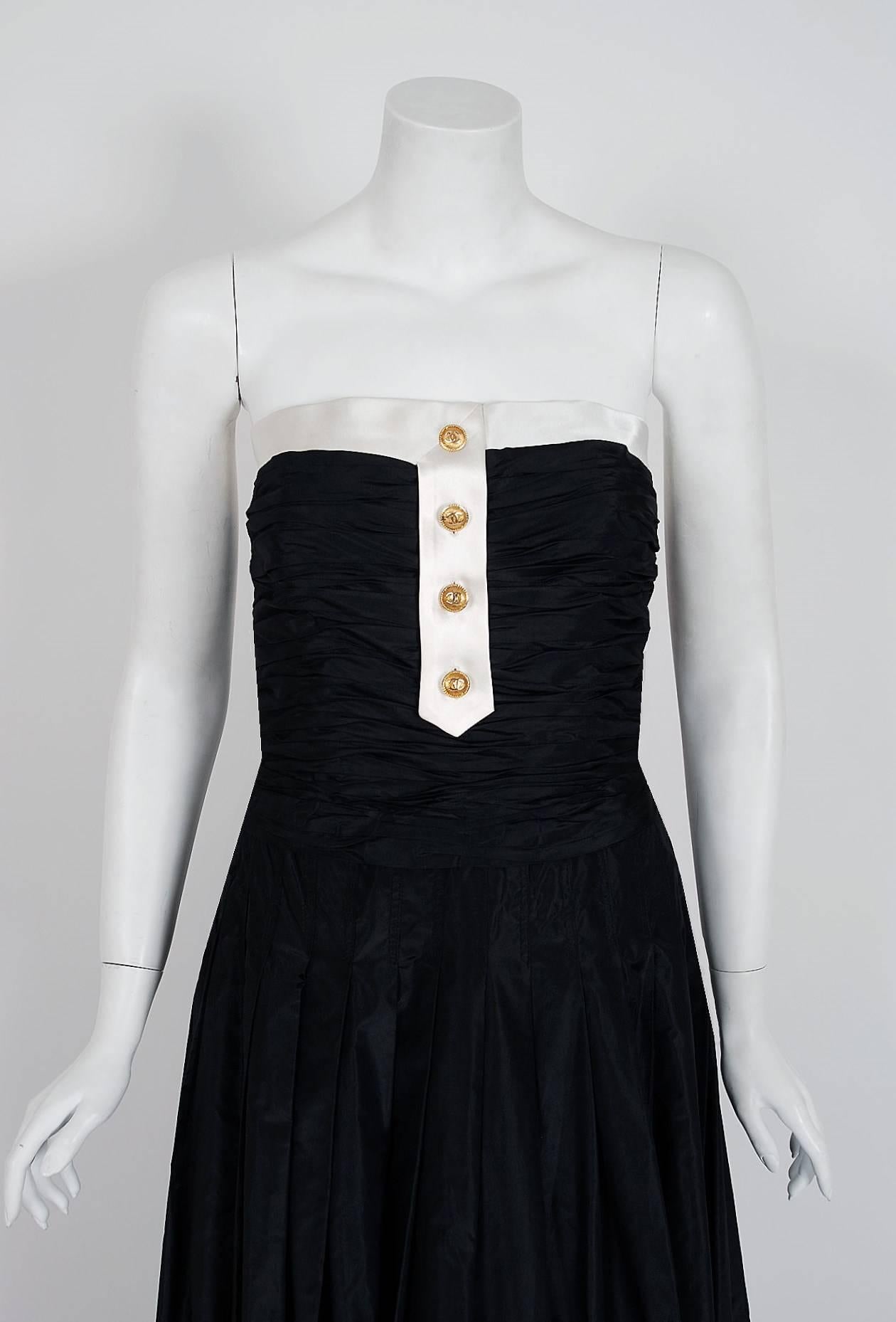 1992 Chanel Runway Schwarze Seide & Weißer Satin gerüschtes trägerloses Kleid mit Schal im Zustand „Gut“ in Beverly Hills, CA