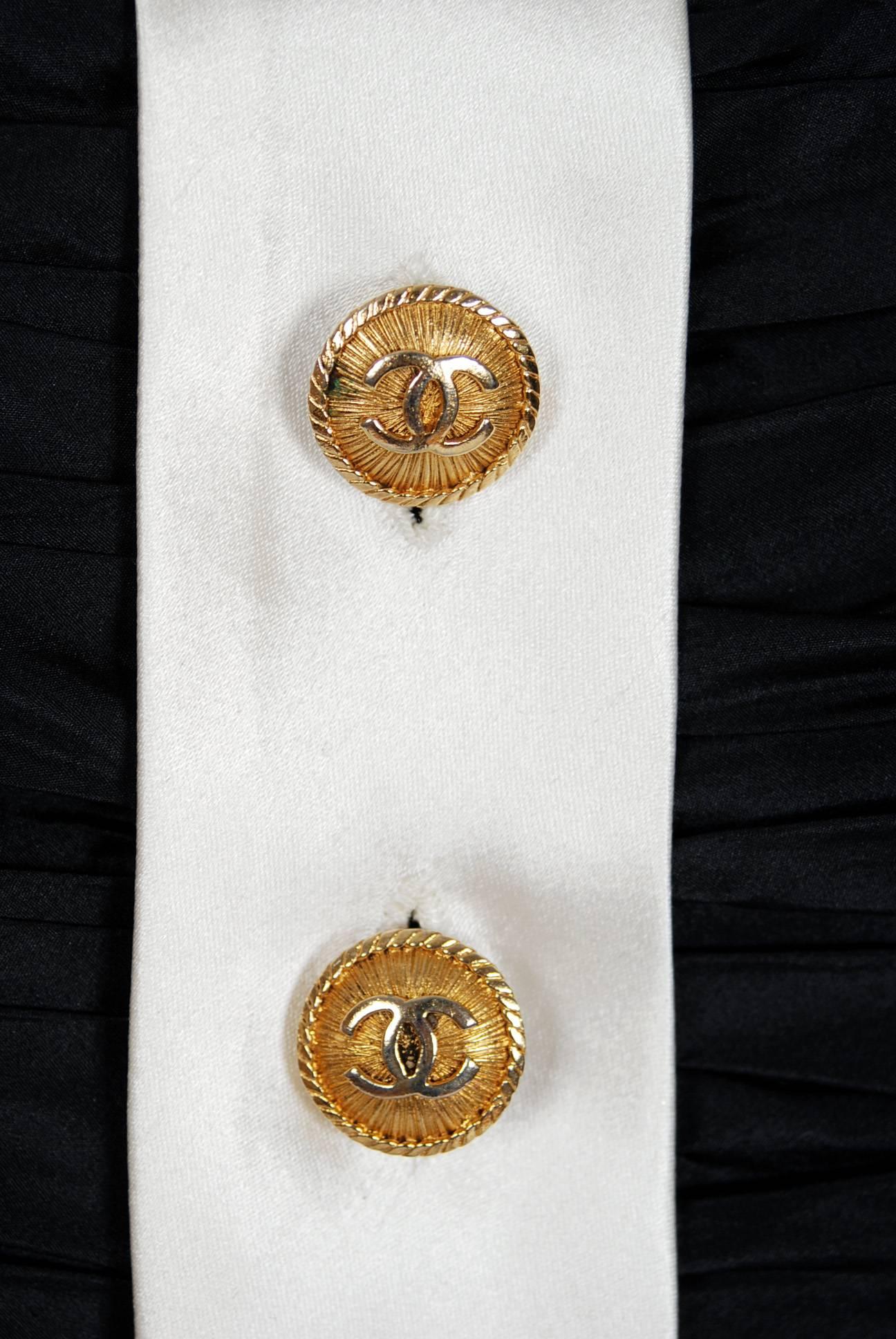 1992 Chanel Runway Schwarze Seide & Weißer Satin gerüschtes trägerloses Kleid mit Schal Damen