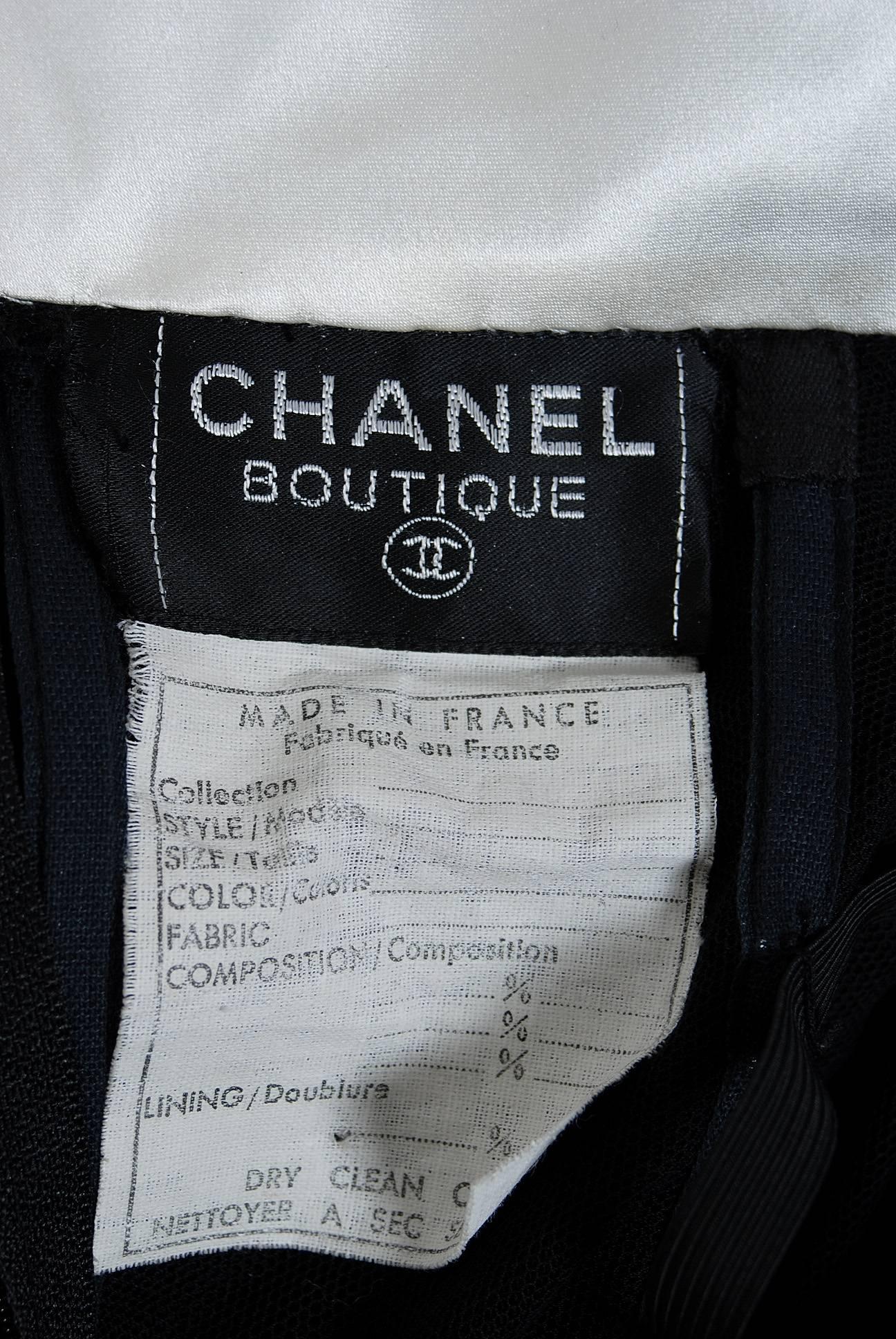 1992 Chanel Runway Schwarze Seide & Weißer Satin gerüschtes trägerloses Kleid mit Schal 4