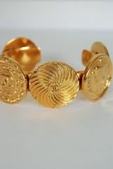 Vintage 1992 Chanel Paris Novelty-Logo Charms Medaillon Gold Manschette Armband