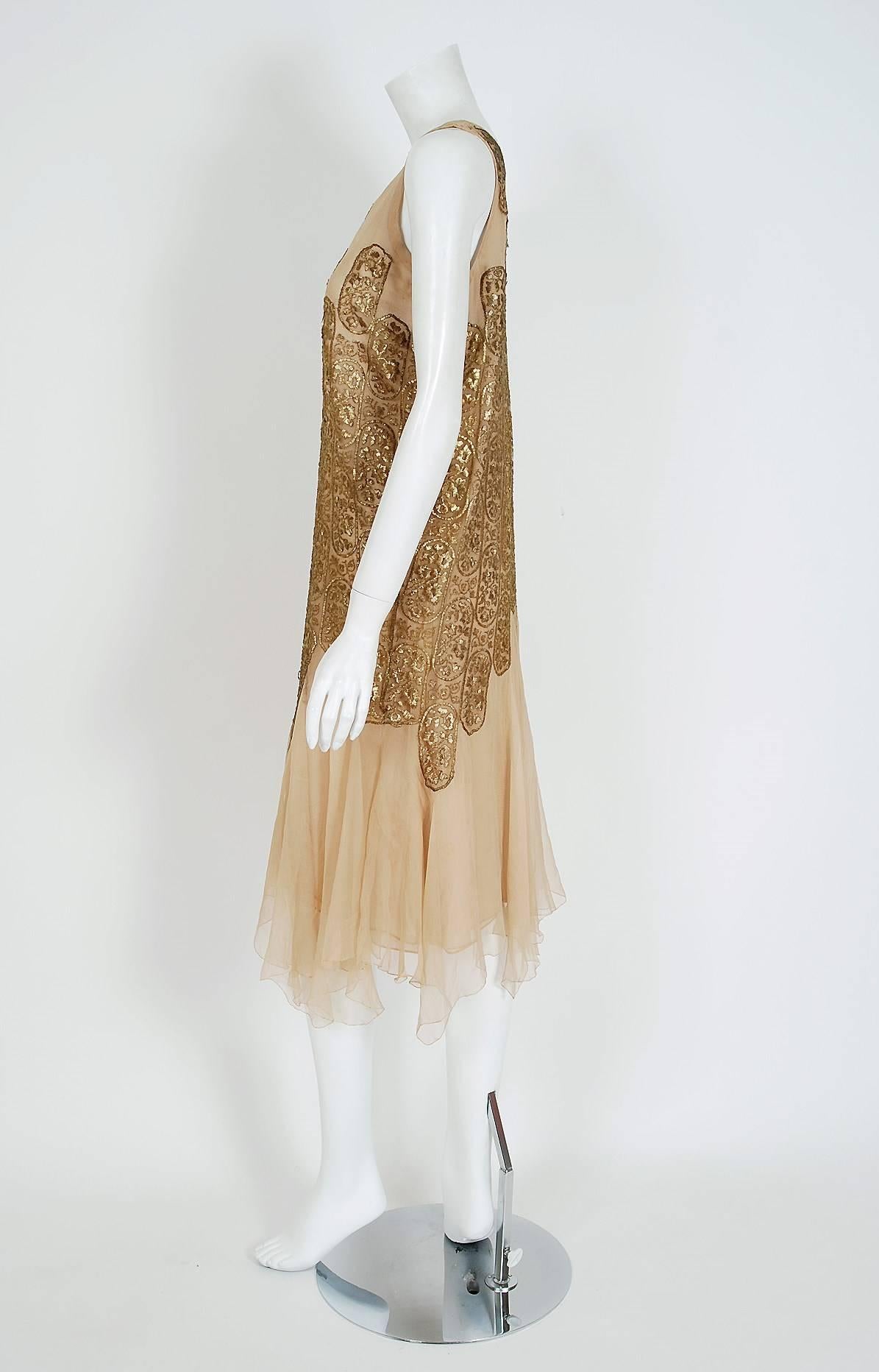 Breathtaking and ultra-rare Elspeth Champcommunal haute-couture metallic gold-lame and champagne silk-chiffon flapper dress dating back to 1925. Elspeth Champcommunal was a British fashion designer and the first editor of Vogue in Britain. She was