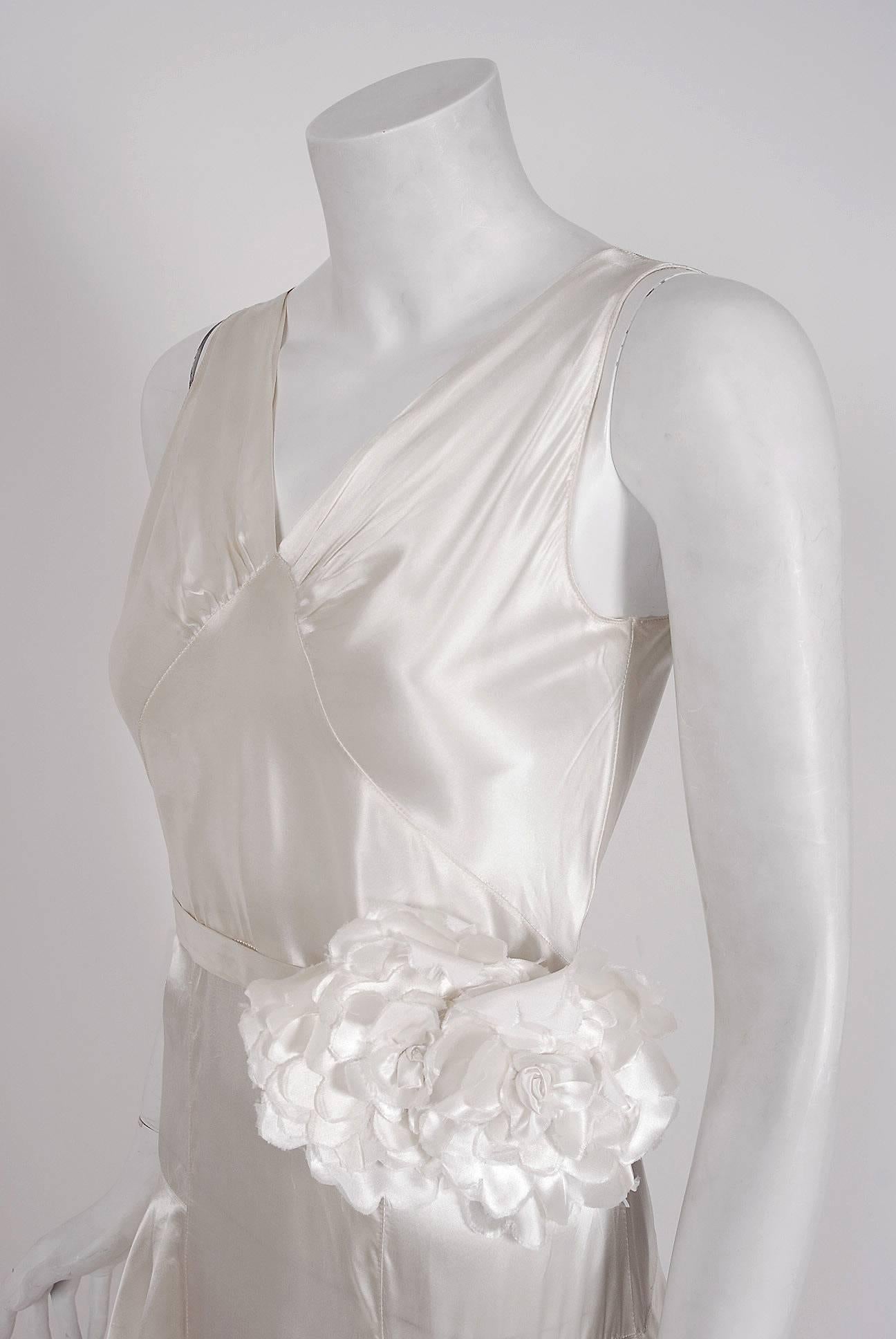 1930's Elfenbein Weiß Seide Bias-Cut Floral Applique Tiered Old Hollywood Gown (Grau)