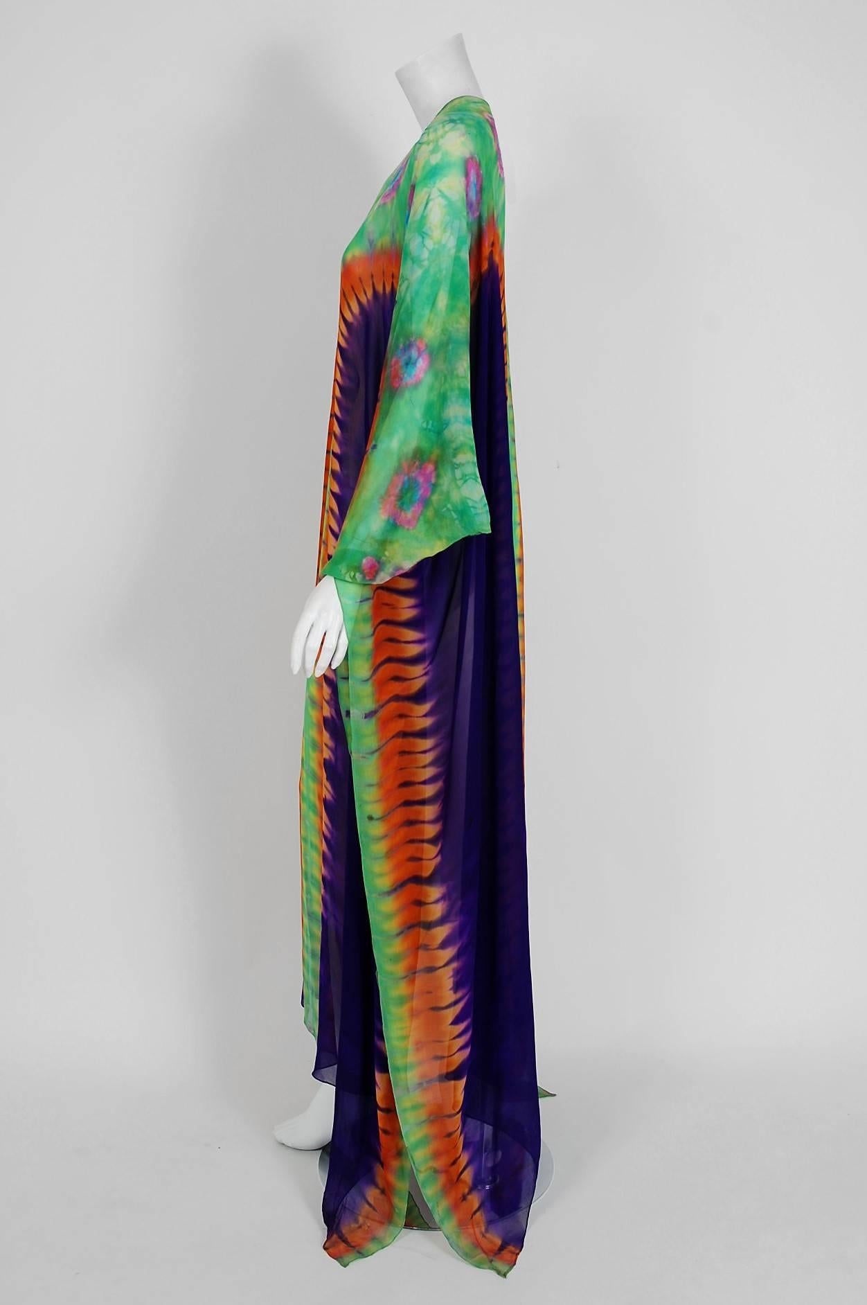 1970's Pauline Trigere Colorful Tie-Dye Print Silk Bohemian Resort Dress Caftan In Excellent Condition In Beverly Hills, CA