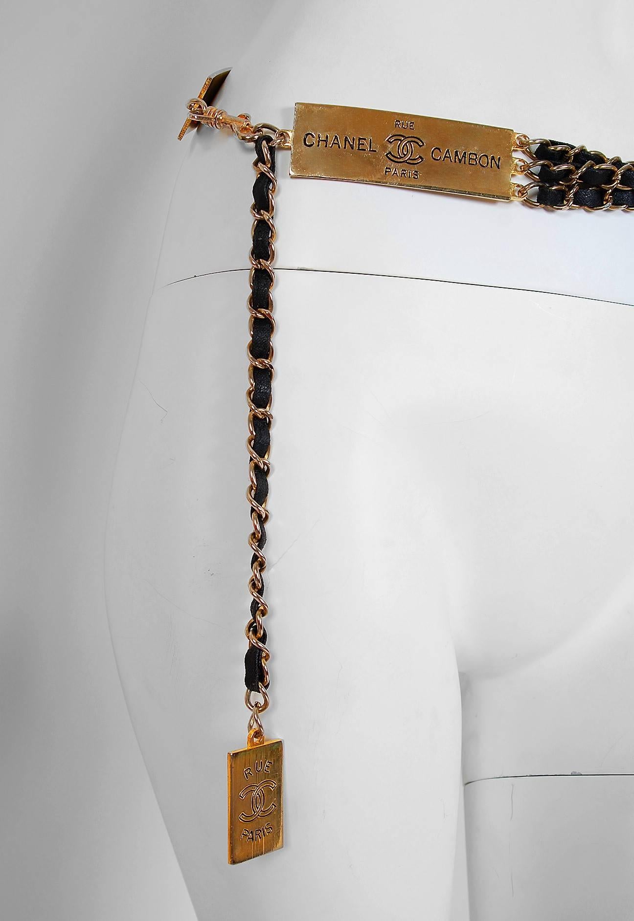 1995 Chanel Rue Cambon París Raro Cinturón de eslabones de cuero negro y cadena dorada Beige