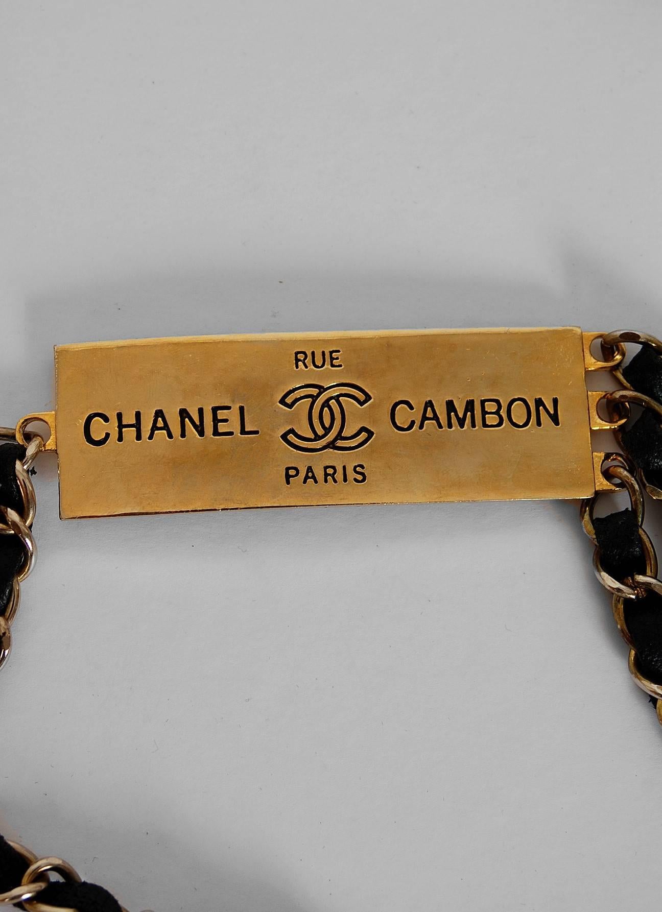 1995 Chanel Rue Cambon París Raro Cinturón de eslabones de cuero negro y cadena dorada en Excelente Estado en Beverly Hills, CA