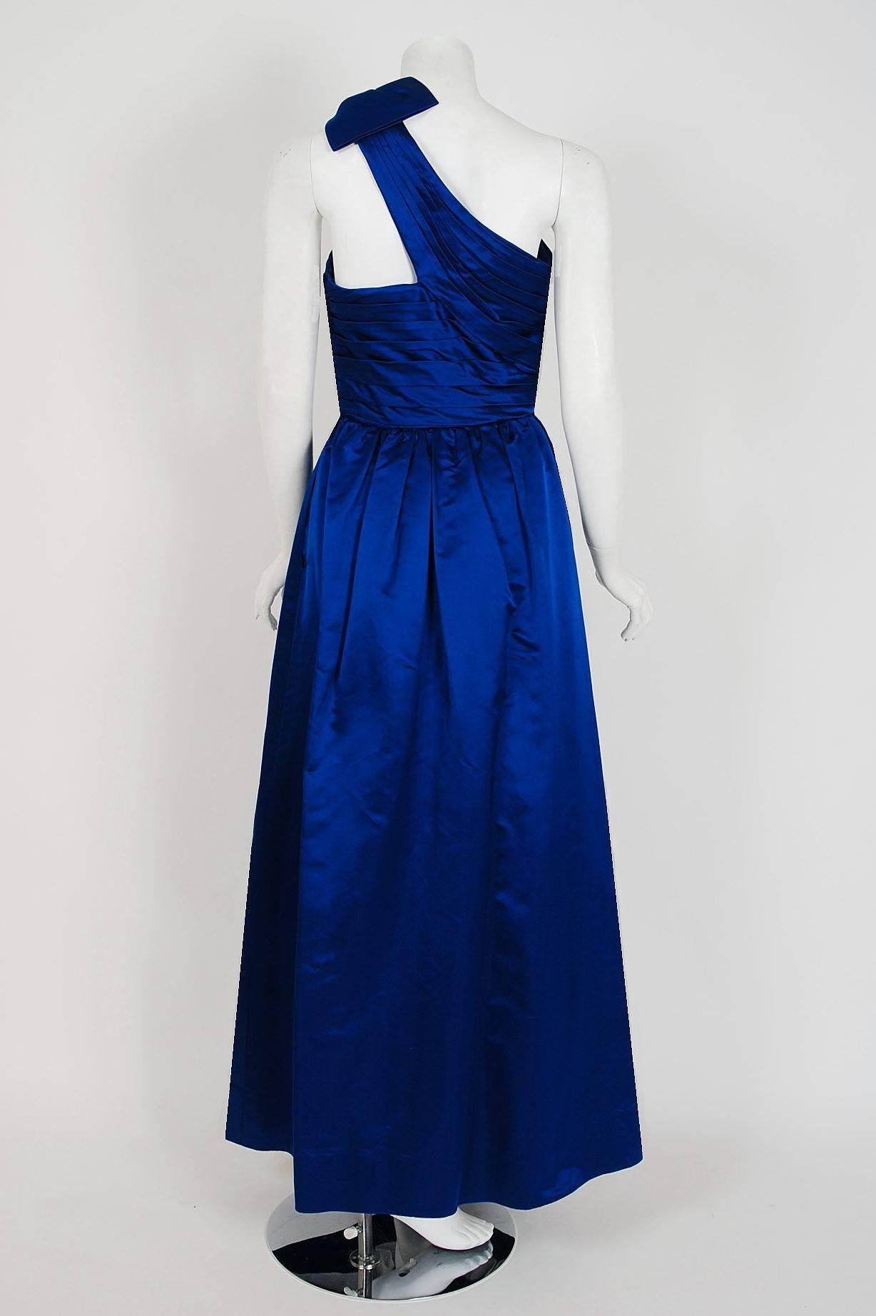 Asymmetrisches plissiertes Vintage-Abendkleid mit einer Schulterlehne aus Saphirblauem Satin, 1960er Jahre im Zustand „Gut“ im Angebot in Beverly Hills, CA