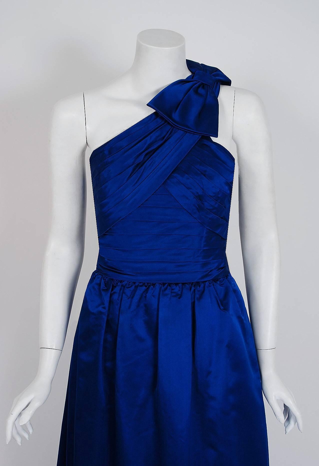 Asymmetrisches plissiertes Vintage-Abendkleid mit einer Schulterlehne aus Saphirblauem Satin, 1960er Jahre (Violett) im Angebot