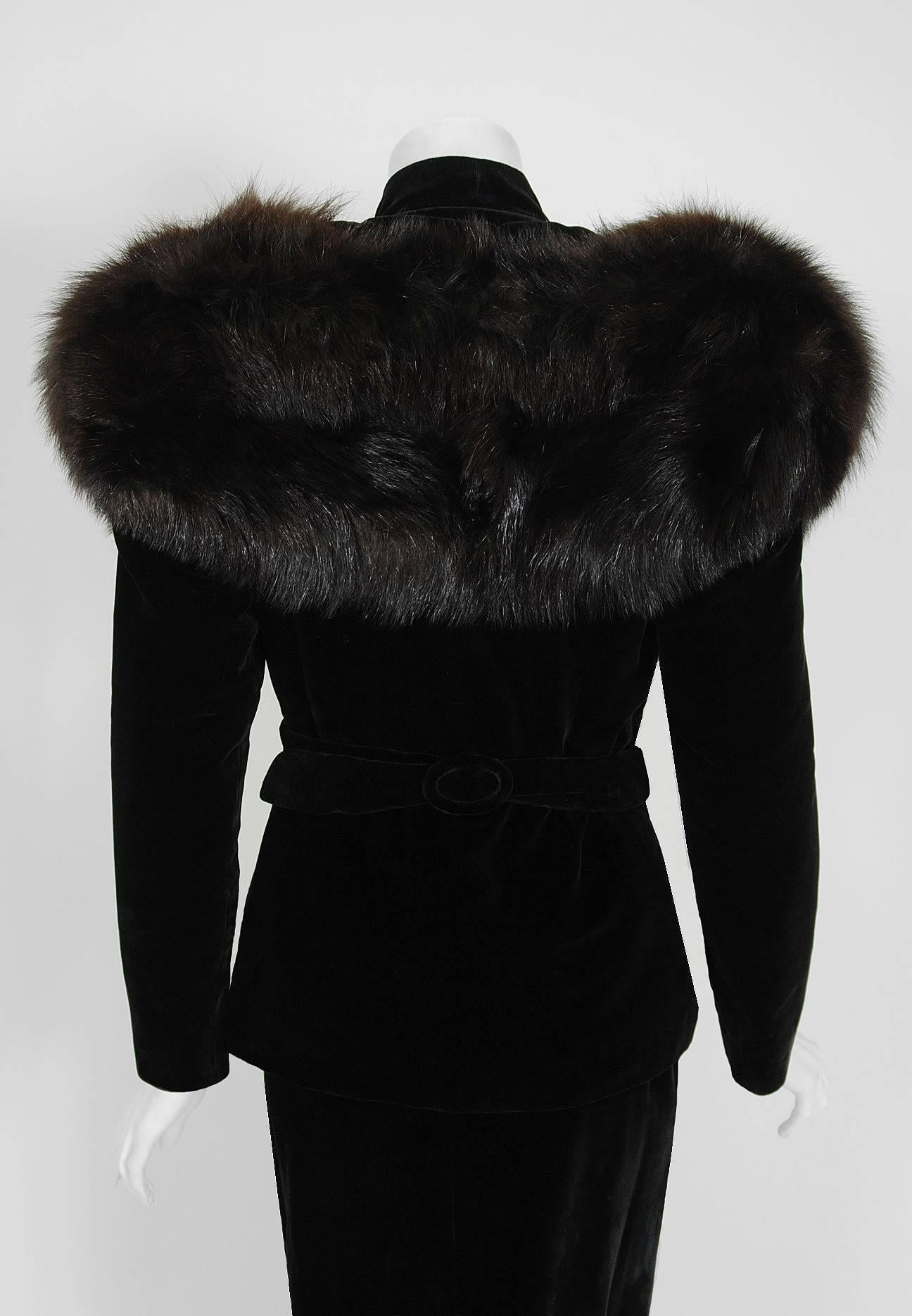 1940's Luxurious Black Velvet & Fox-Fur Hourglass Belted Skirt Suit Ensemble In Excellent Condition In Beverly Hills, CA