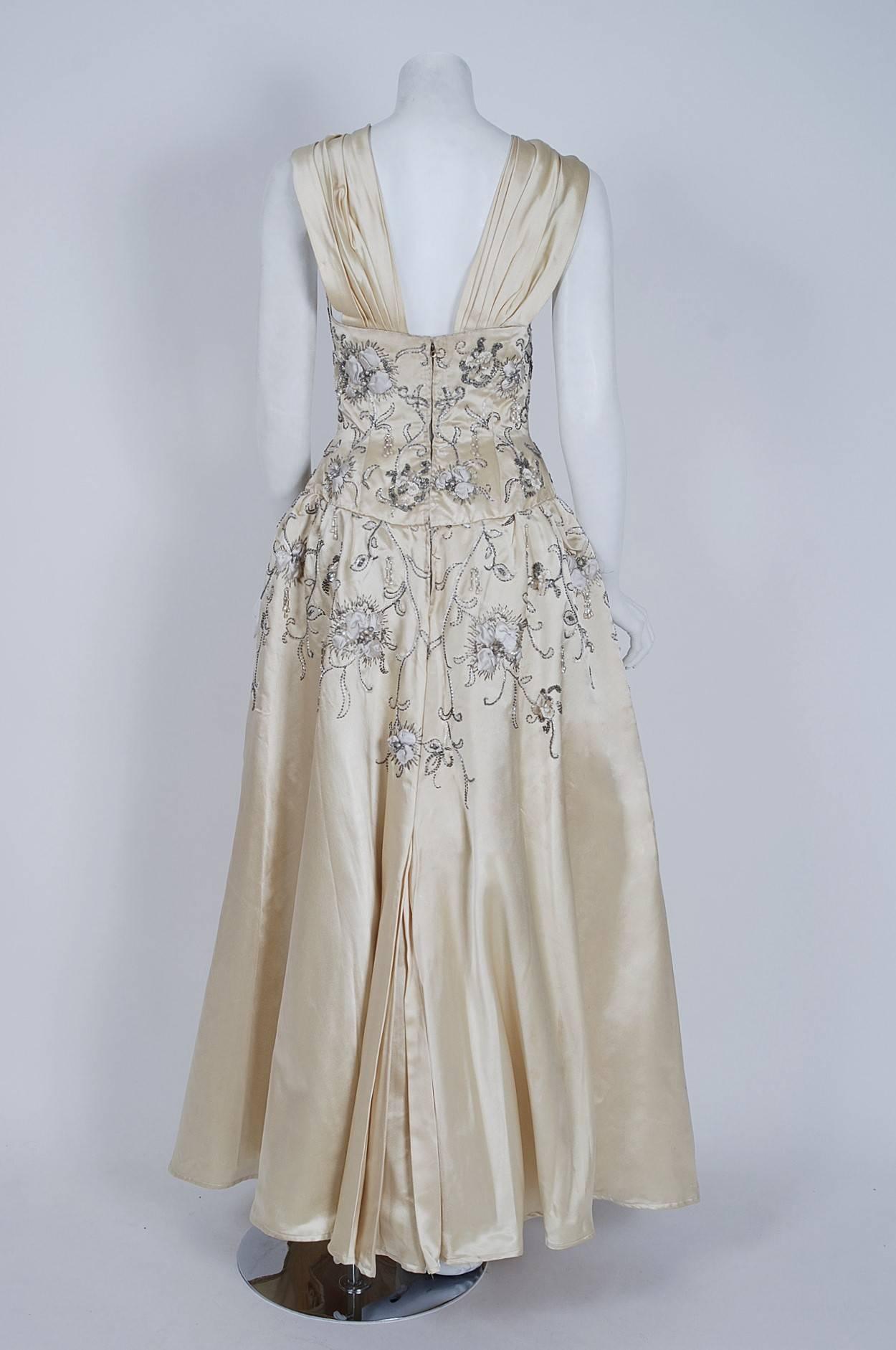 Vestido de novia vintage años 50 Pierre Balmain Couture de seda bordado con cuentas de color crema 1