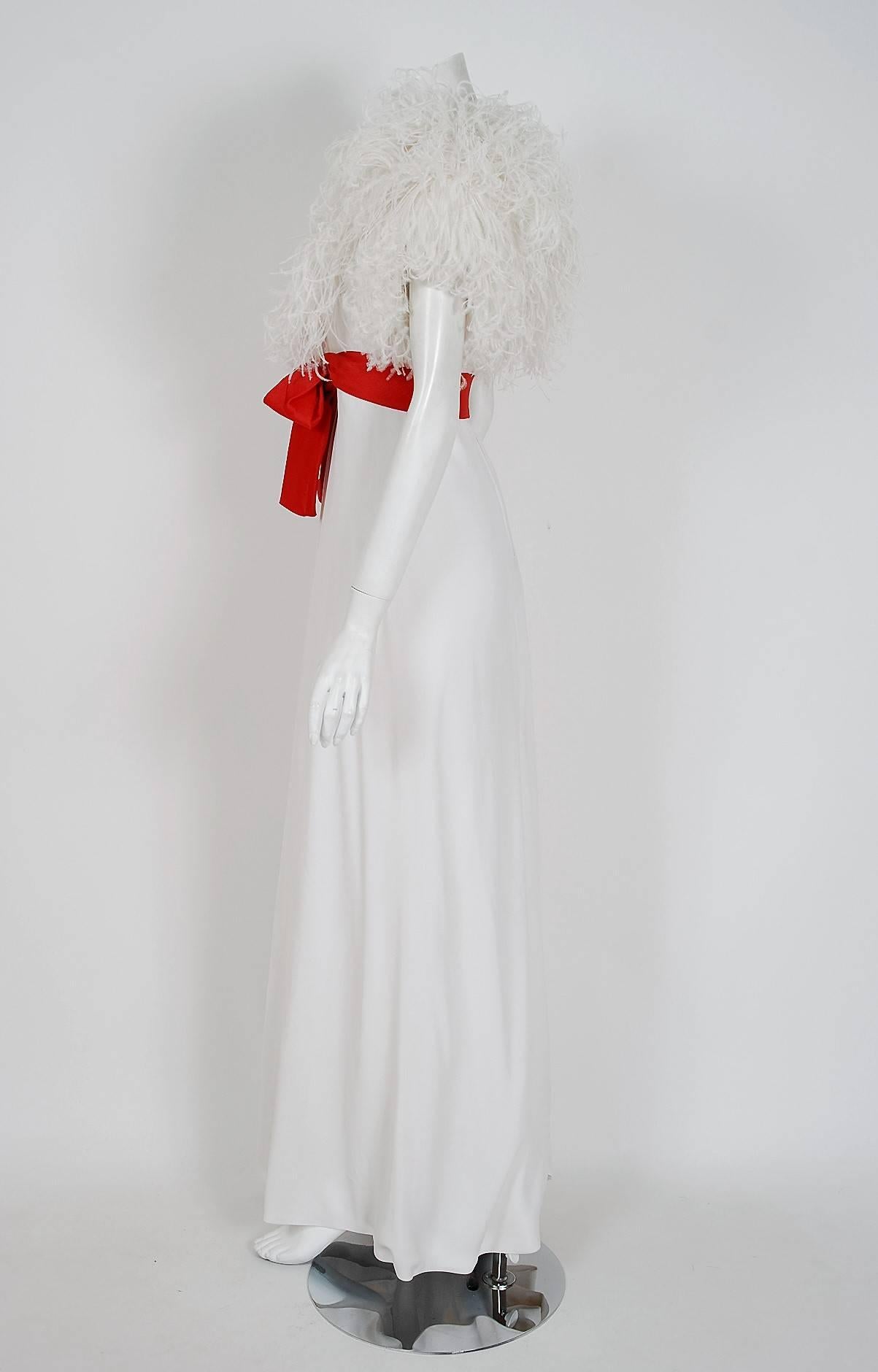 1972 Valentino Haute-Couture White Crepe & Ostrich Feathers Empire Formal Gown In Excellent Condition In Beverly Hills, CA