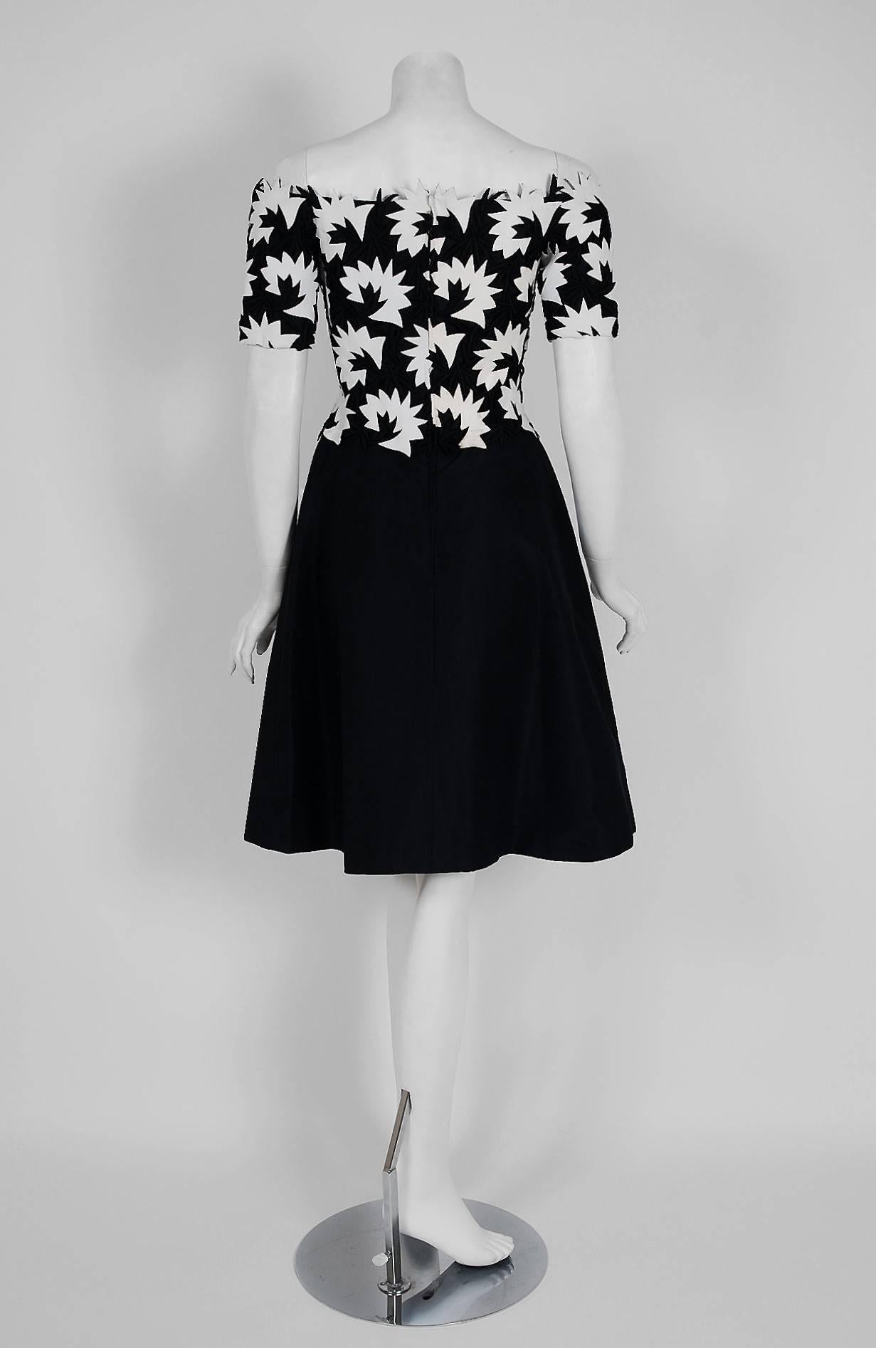 Vintage 1960er Arnold Scaasi Schwarz-weißes Abendkleid aus Seide mit Lederapplikationen im Angebot 1