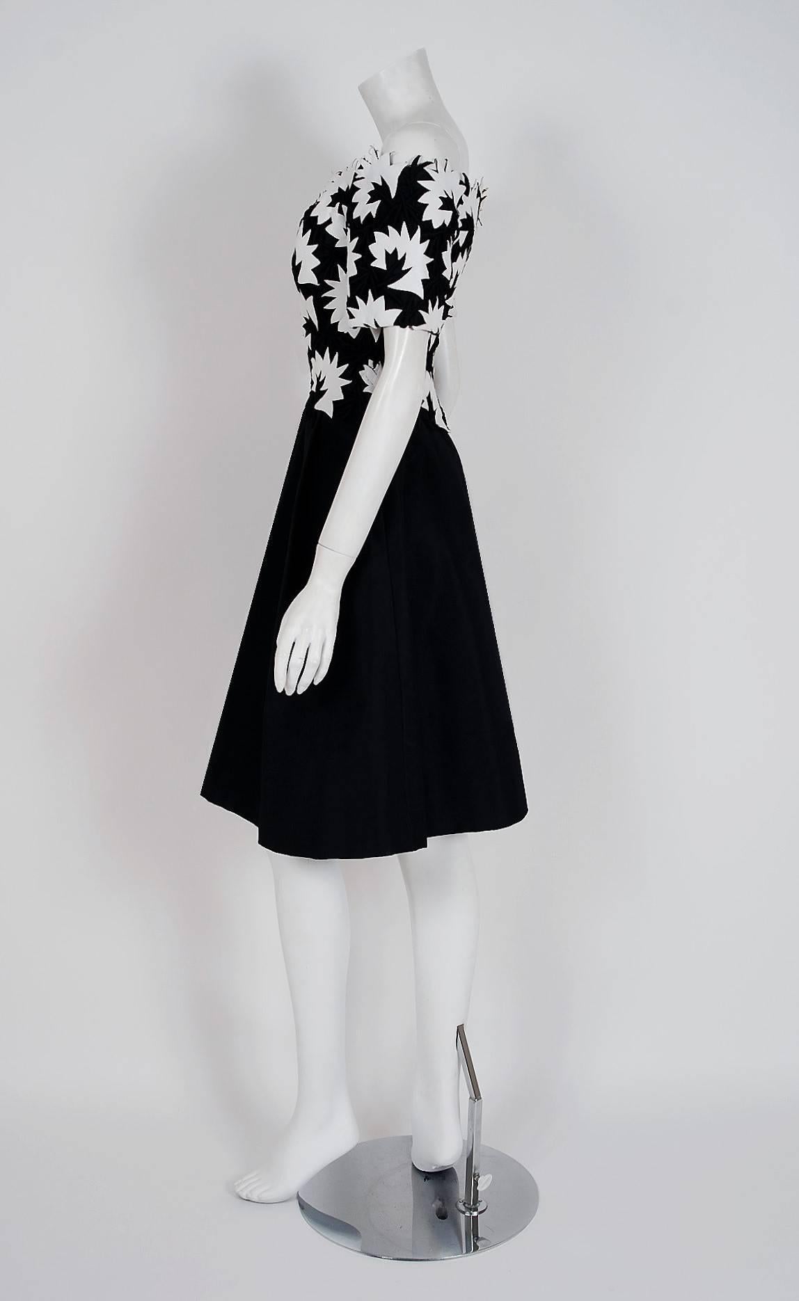 Vintage 1960er Arnold Scaasi Schwarz-weißes Abendkleid aus Seide mit Lederapplikationen Damen im Angebot