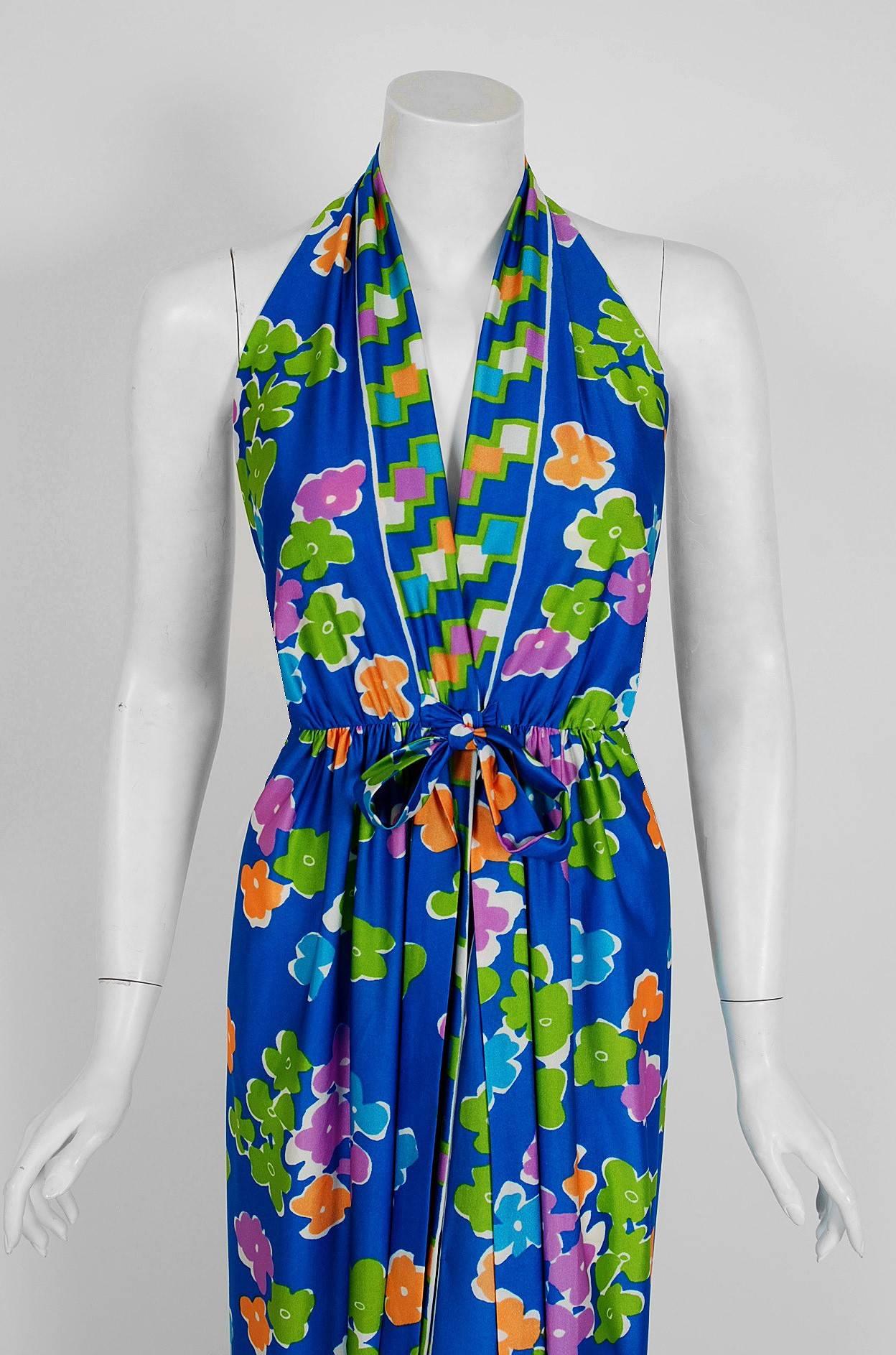 Gorgeous Oscar de la Renta graphic print jersey dress dating back to his 1977 collection. Oscar de la Renta is one of the world's leading fashion designers. Trained by Cristóbal Balenciaga and Antonio Castillo, he became internationally known in