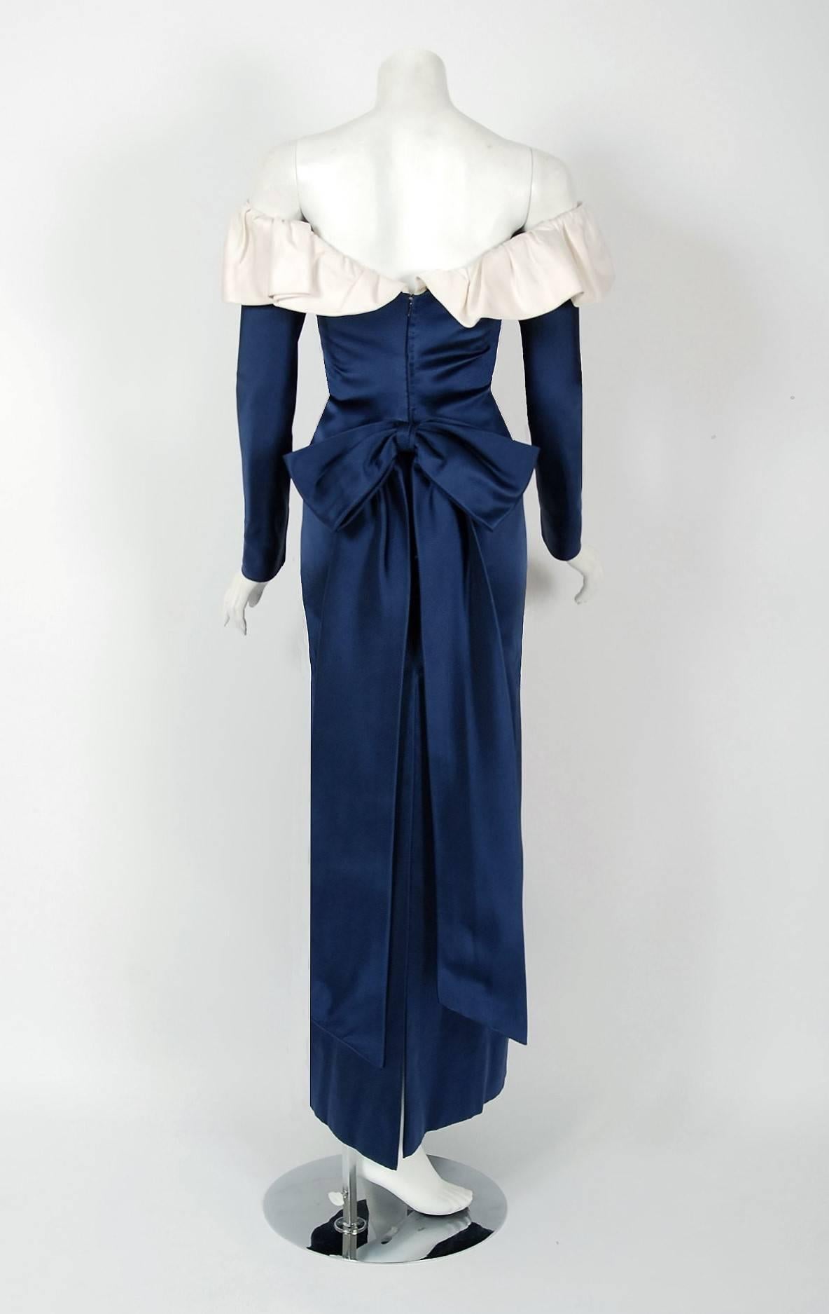 Vintage 1979 Givenchy Haute Couture Marine & Elfenbein Seide Off-Shoulder Ruffle Kleid Damen im Angebot