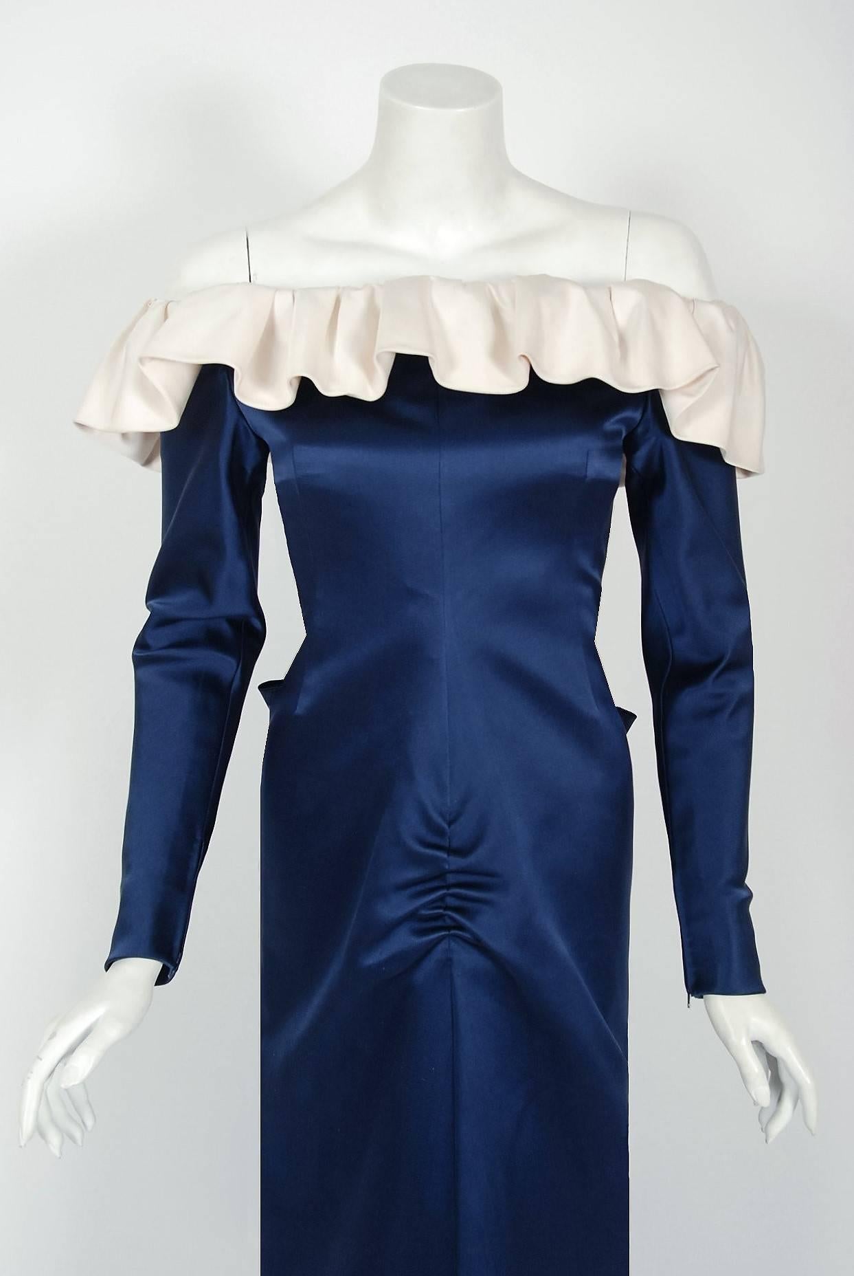 Vintage 1979 Givenchy Haute Couture Marine & Elfenbein Seide Off-Shoulder Ruffle Kleid im Zustand „Gut“ im Angebot in Beverly Hills, CA