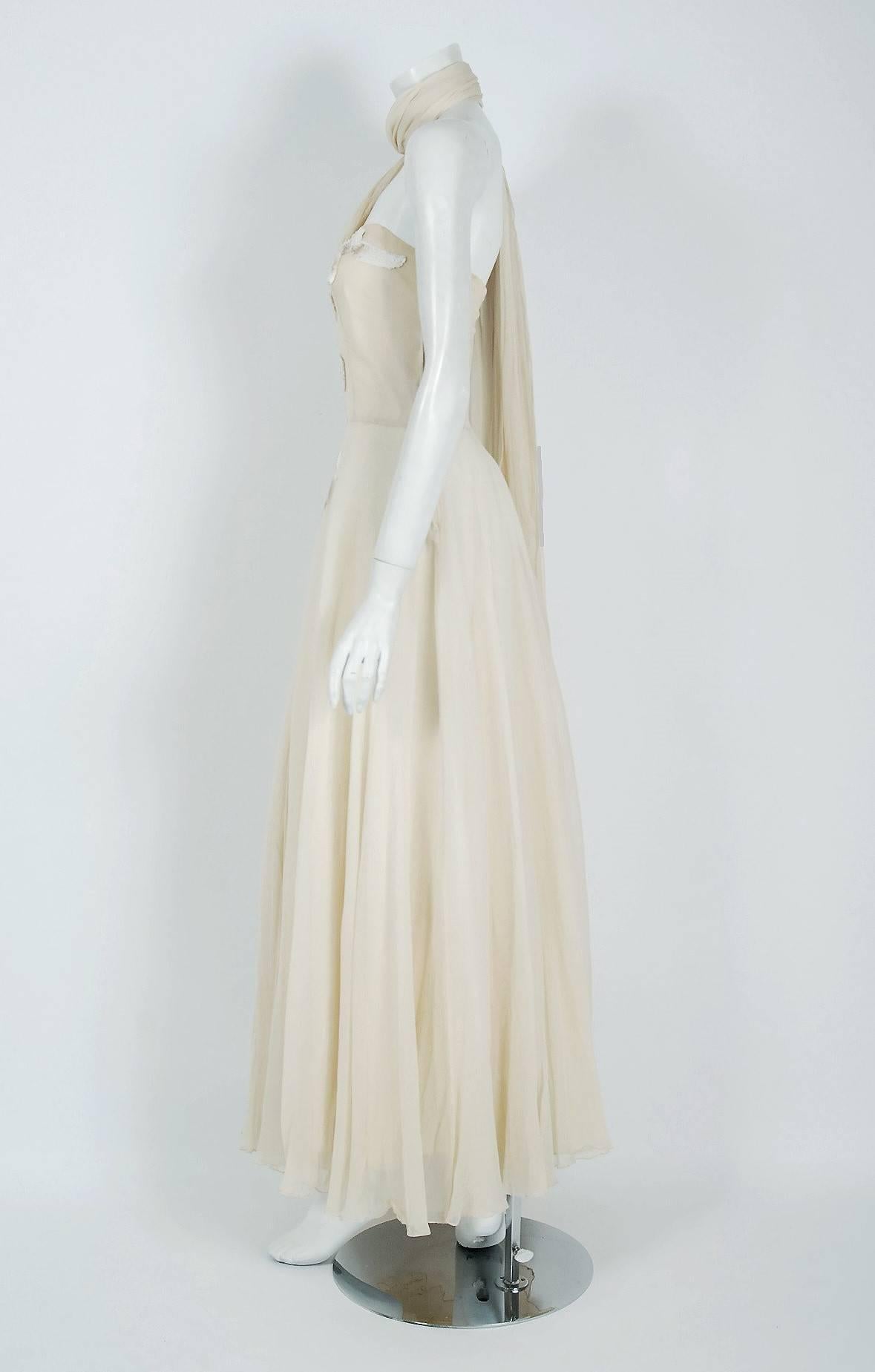 Saks Fifth Avenue - Robe de mariée vintage asymétrique en mousseline de soie perlée crème, années 1940 Pour femmes en vente