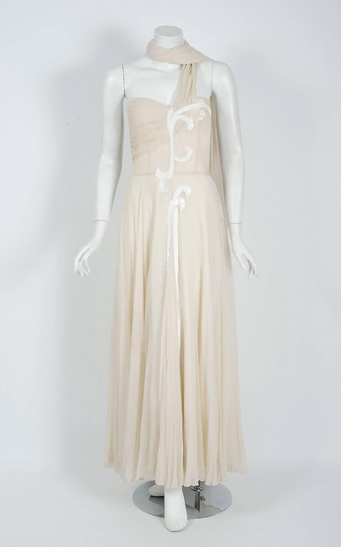 Saks Fifth Avenue - Robe de mariée vintage asymétrique en mousseline de soie perlée crème, années 1940 État moyen - En vente à Beverly Hills, CA