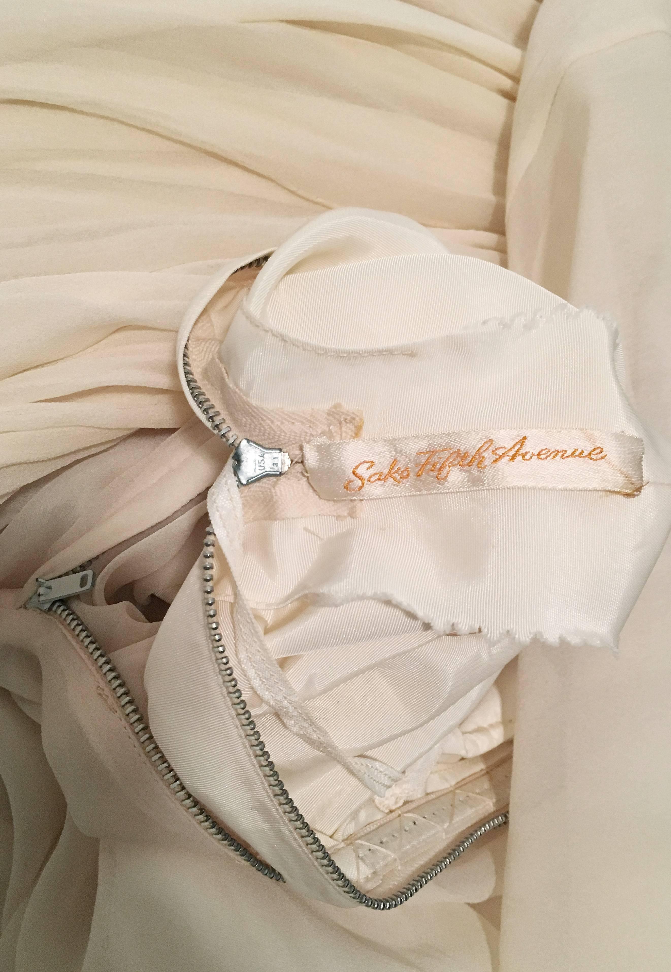 Saks Fifth Avenue - Robe de mariée vintage asymétrique en mousseline de soie perlée crème, années 1940 en vente 2