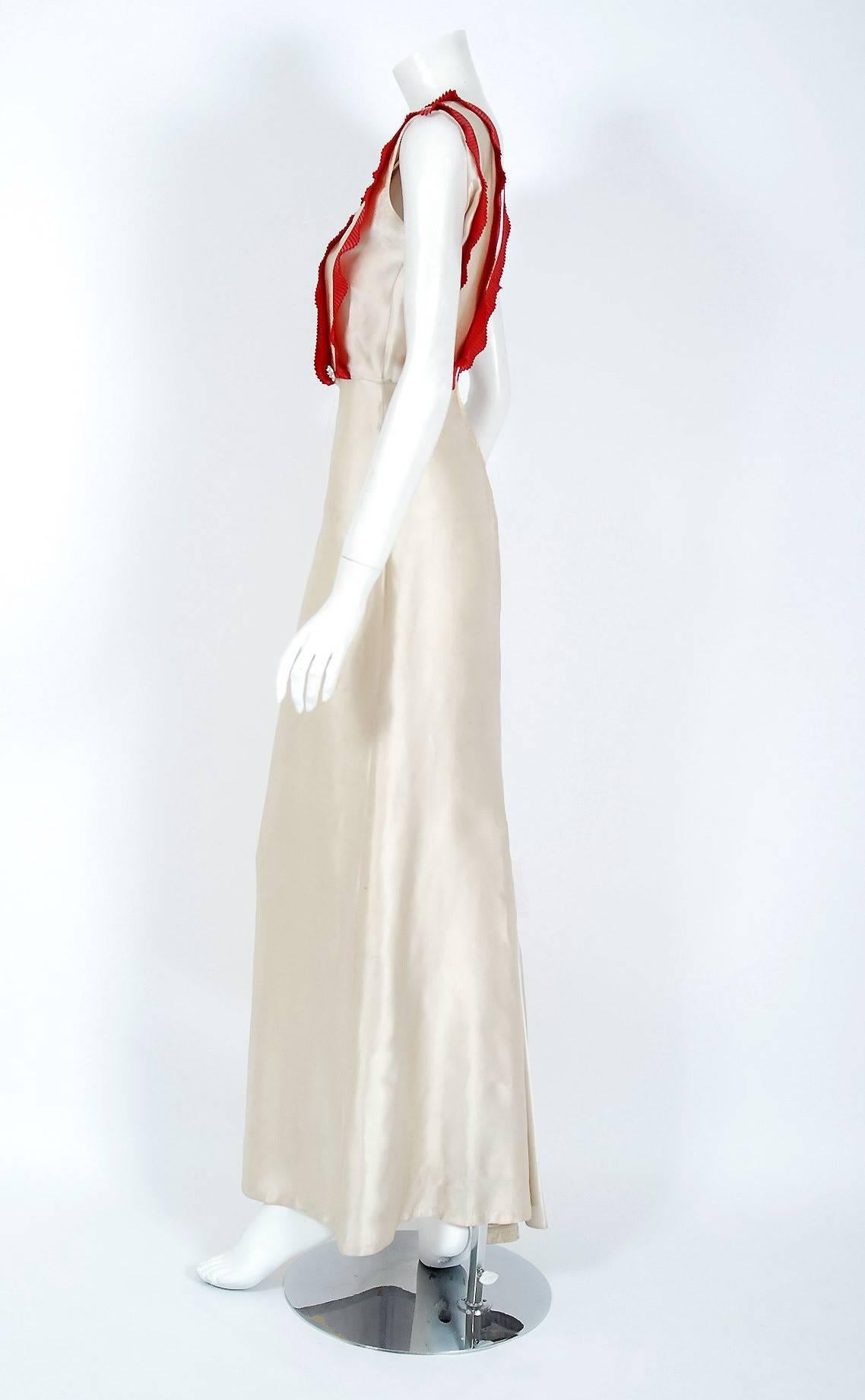 1930's Elegant Ivory & Red Silk-Satin Backless Deco Ruffle-Bib Fishtail Gown In Excellent Condition In Beverly Hills, CA