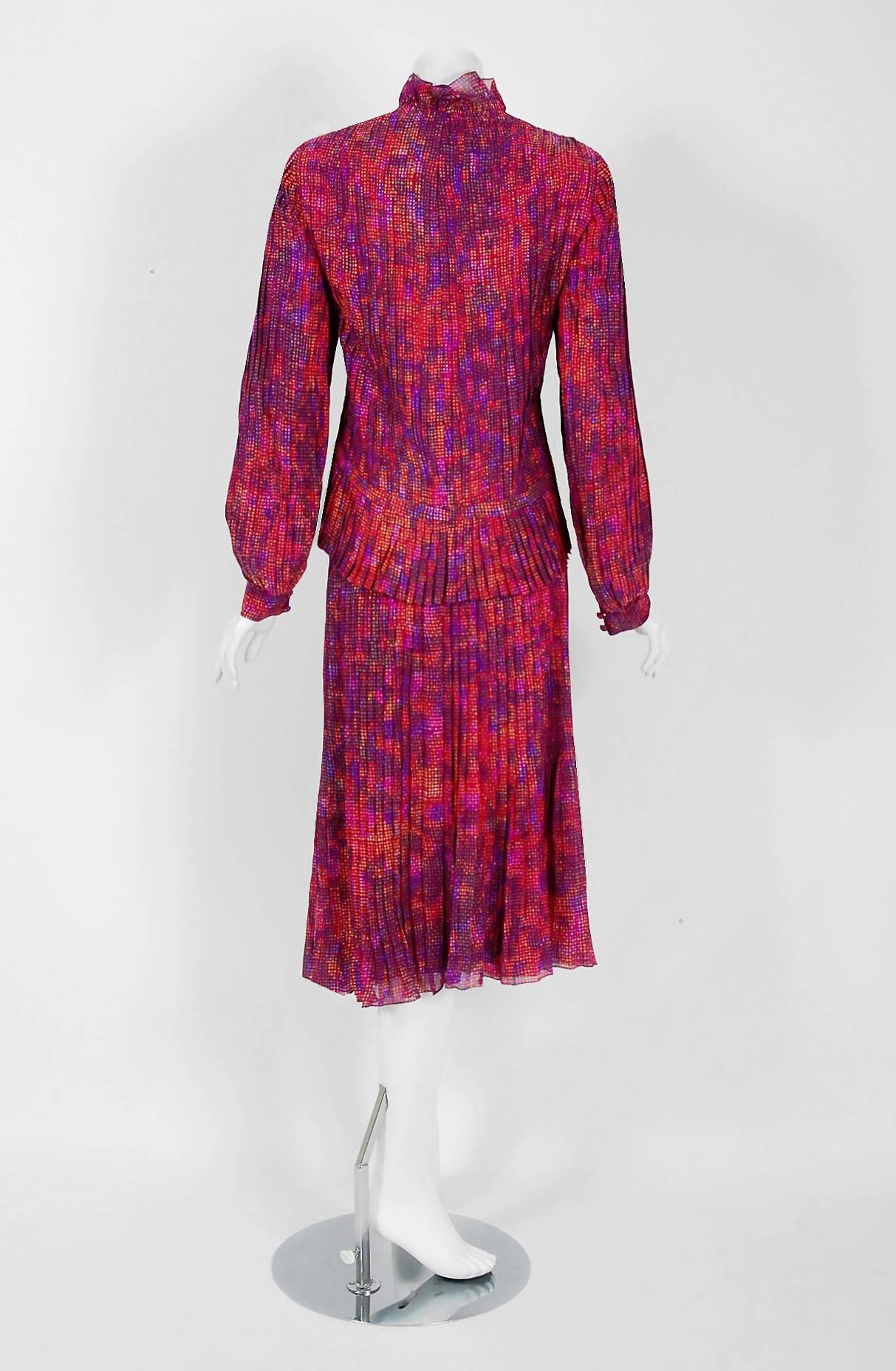 Women's 1975 Chanel Haute-Couture Graphic Fuchsia Print Pleated Silk Dress Ensemble 