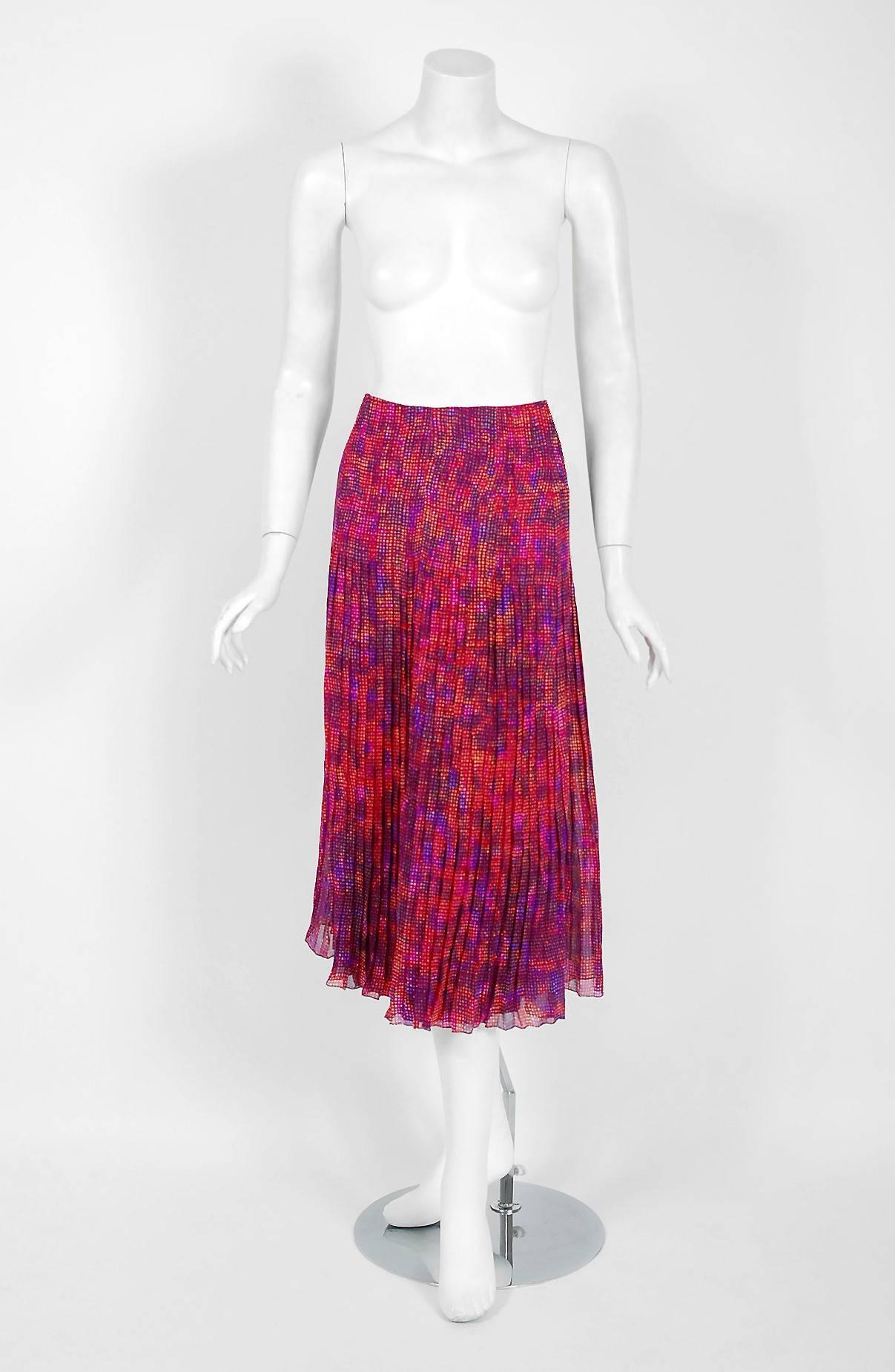 1975 Chanel Haute-Couture Graphic Fuchsia Print Pleated Silk Dress Ensemble  In Excellent Condition In Beverly Hills, CA