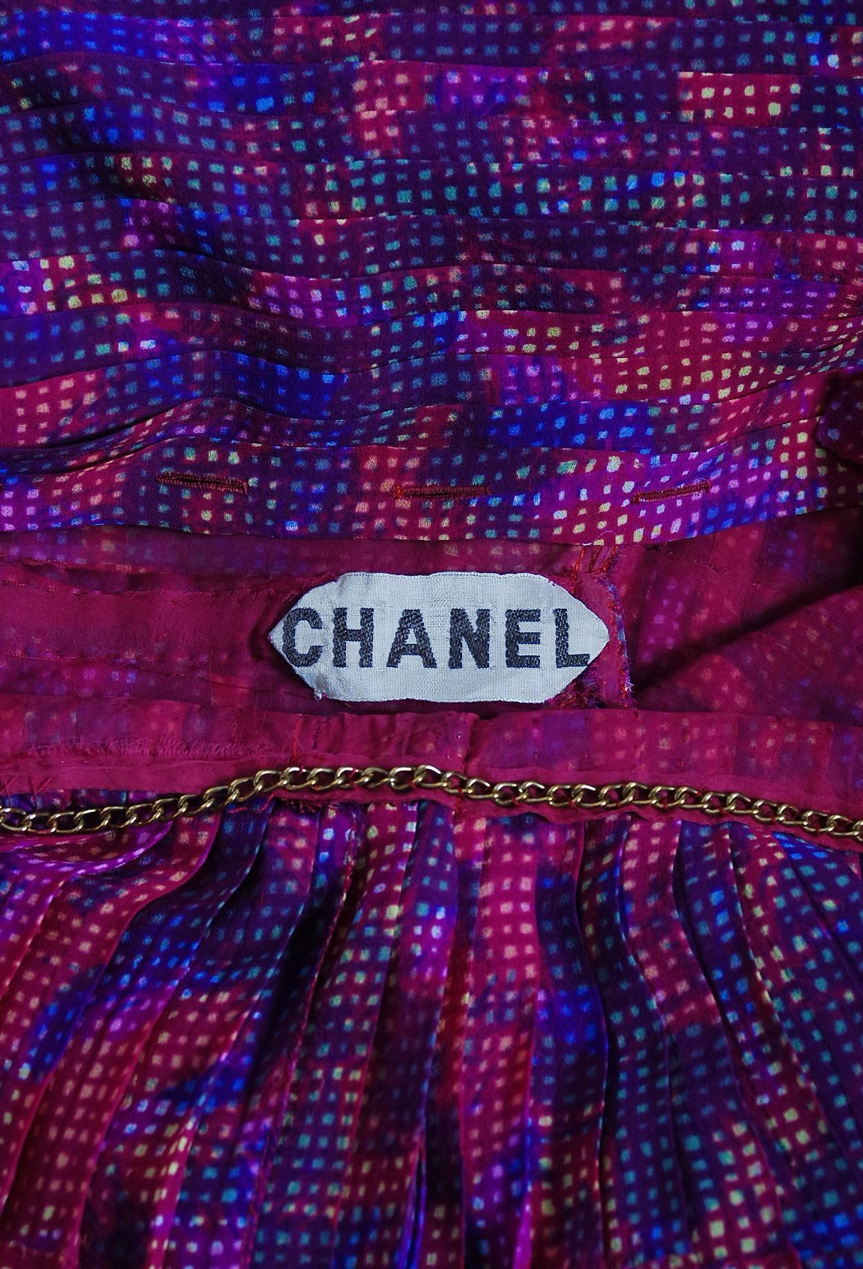 1975 Chanel Haute-Couture Graphic Fuchsia Print Pleated Silk Dress Ensemble  2