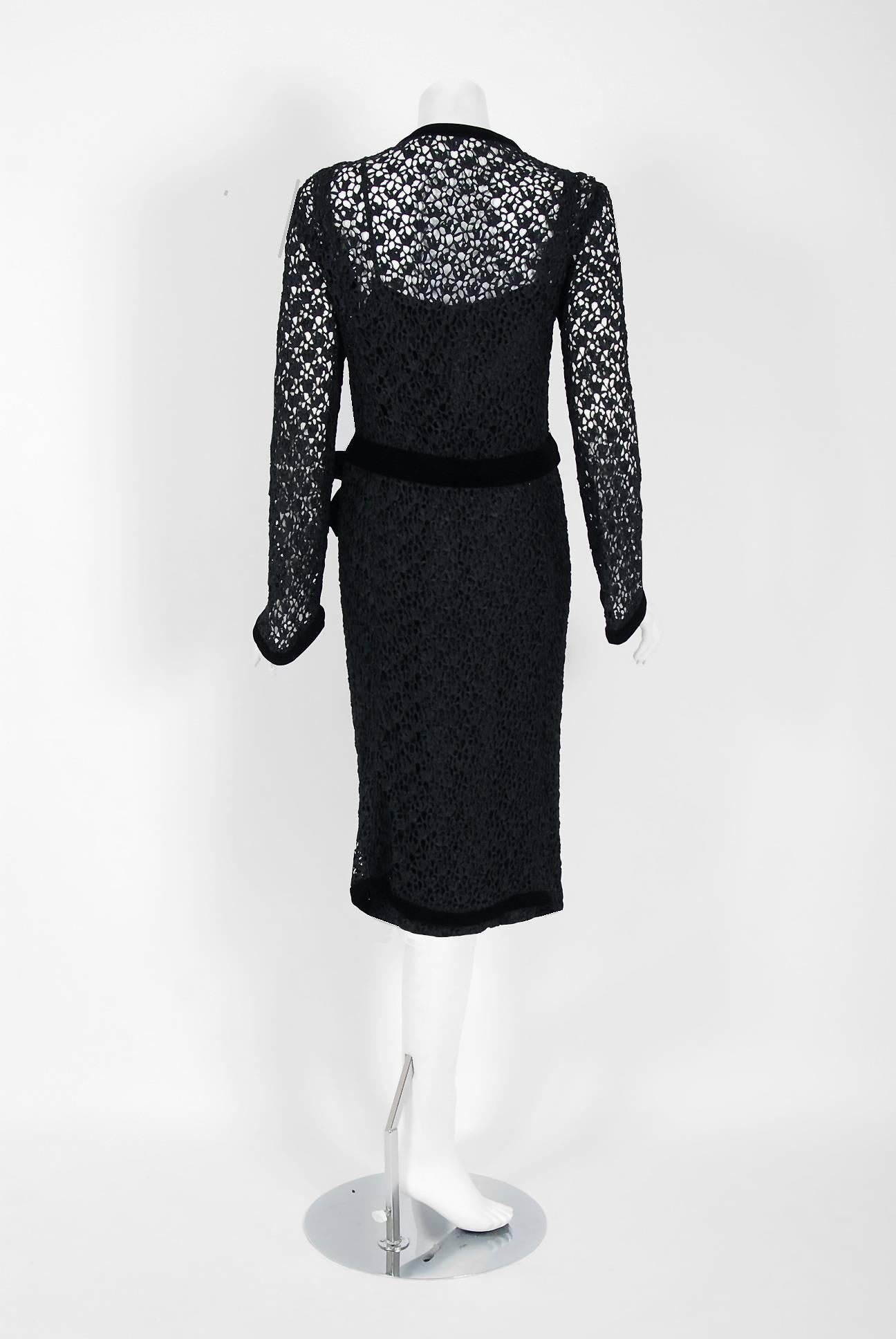 Vintage 1973 Chanel Haute Couture Guipure-Strickkleid aus Spitze und Seidensamt aus Schwarzem Samt im Angebot 1