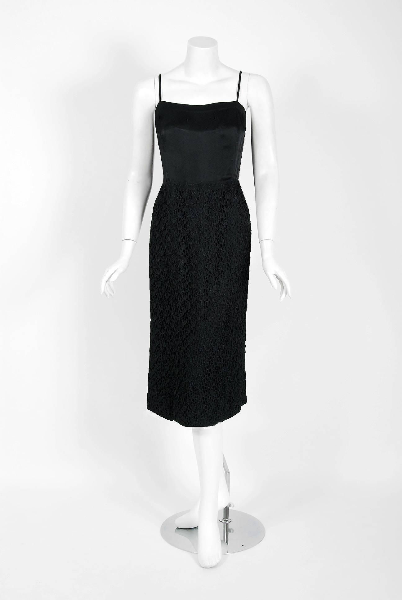 Vintage 1973 Chanel Haute Couture Guipure-Strickkleid aus Spitze und Seidensamt aus Schwarzem Samt Damen im Angebot