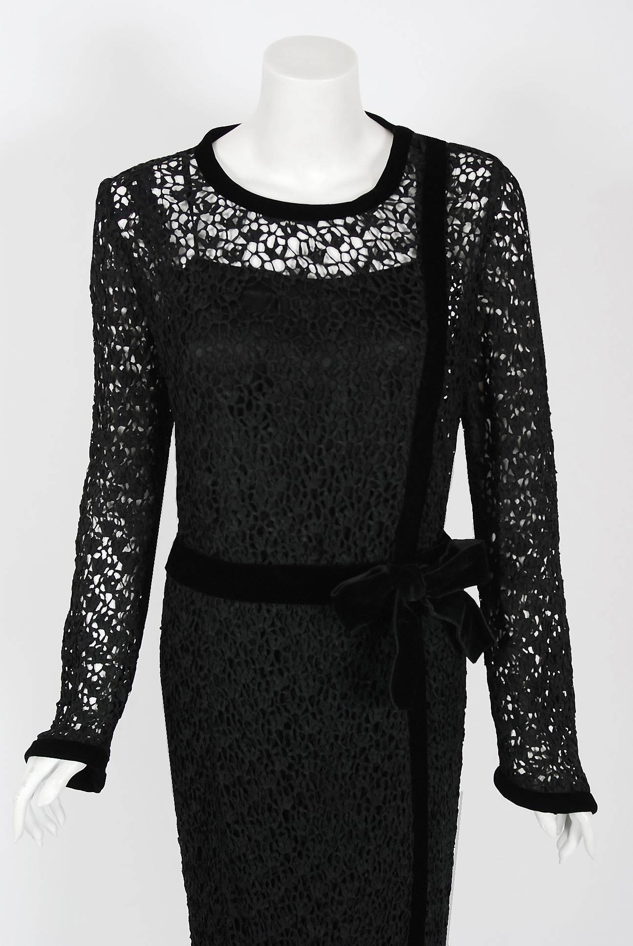 Chanel ist bekannt als eines der luxuriösesten und dekadentesten Modehäuser der Welt. Dieses atemberaubende schwarze Cocktailkleid aus Guipure-Häkelspitze und Samt aus der Herbst/Winter-Kollektion 1973 ist ein perfektes Beispiel dafür, warum diese