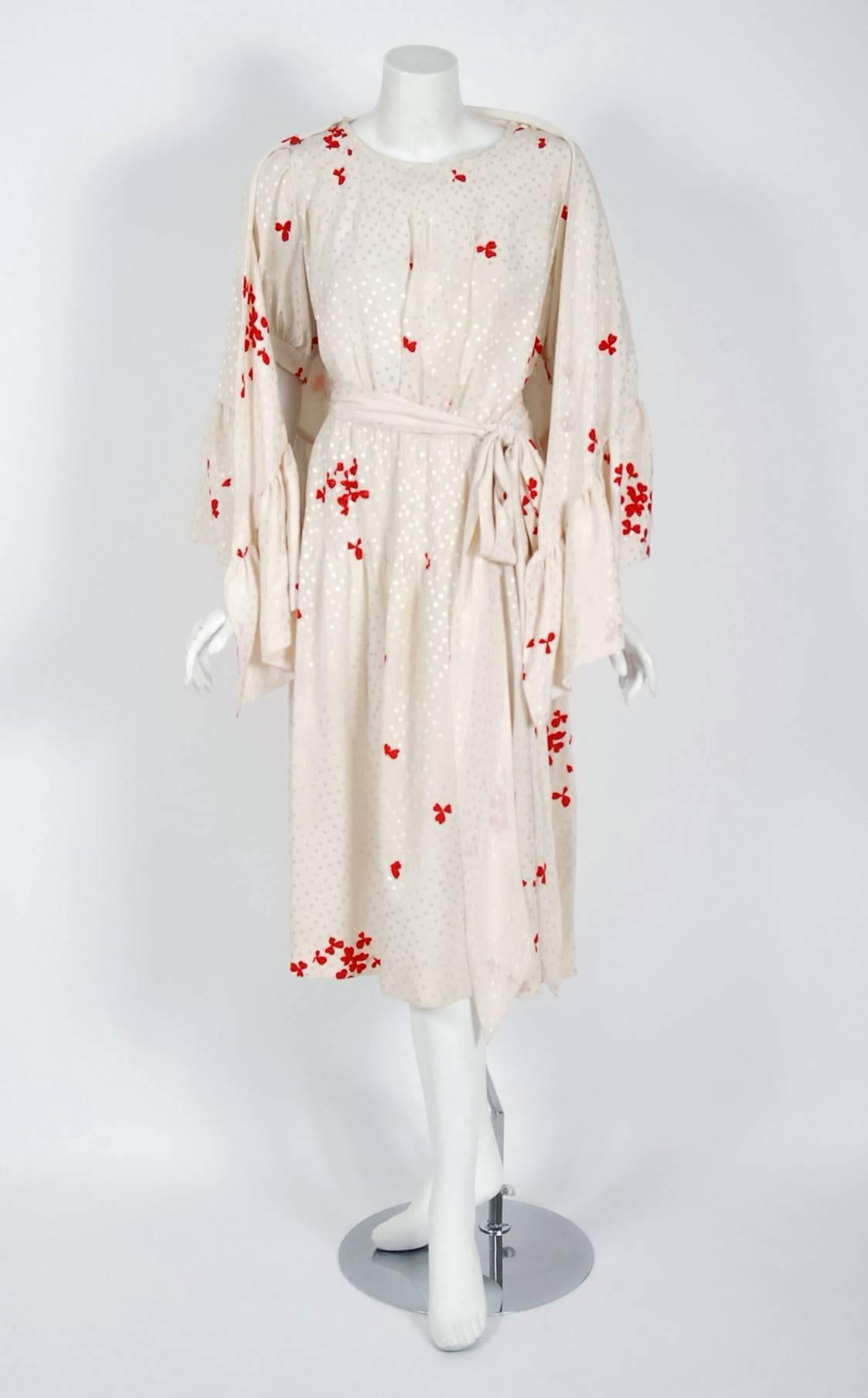 Vintage 1978 Yves Saint Laurent YSL Haute Couture Elfenbeinfarbenes Seidenkleid mit Druck & Schal Damen im Angebot