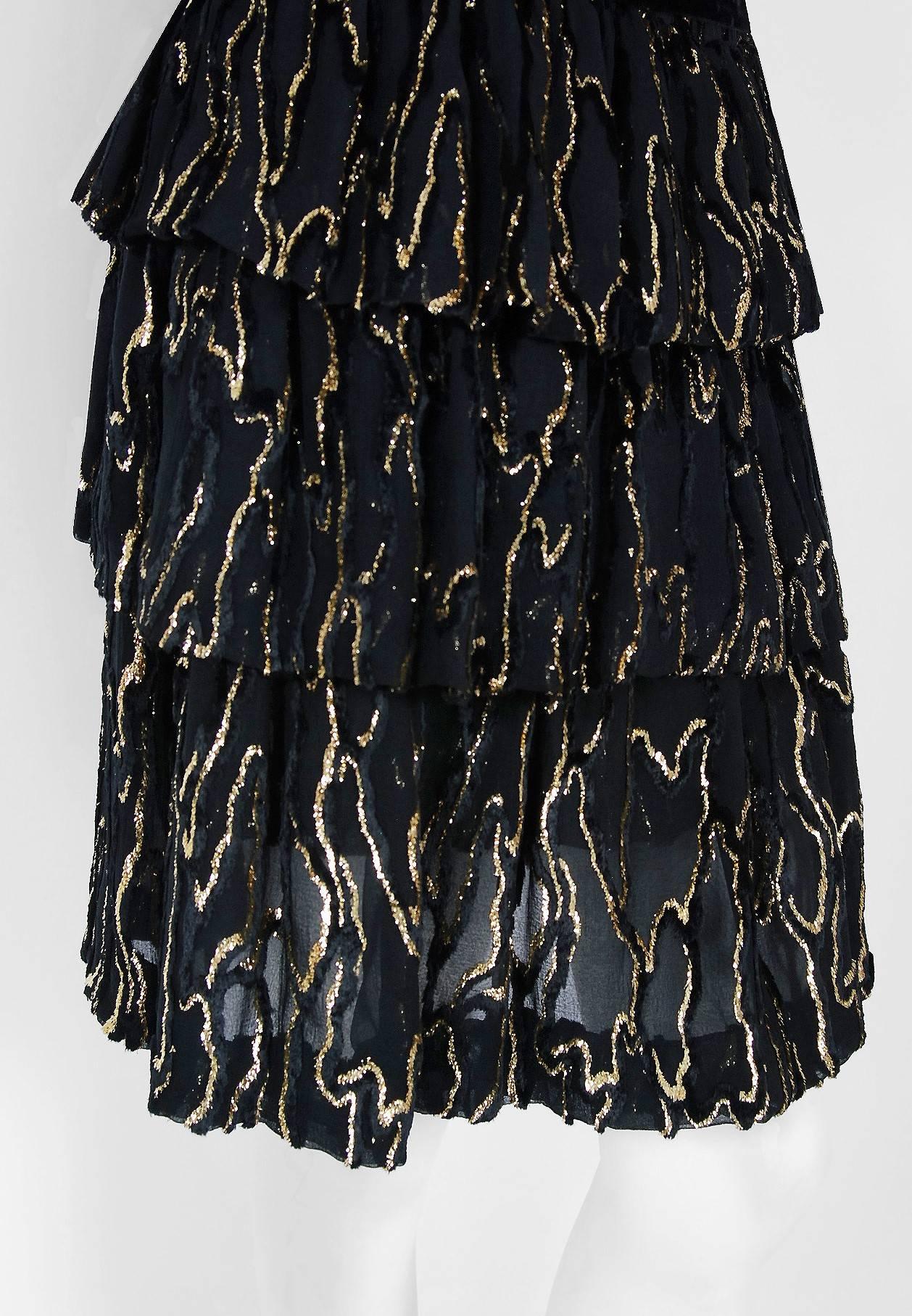 Vintage 1979 Givenchy Haute-Couture Metallic Gold & Schwarz Ausbrenner Samtkleid  im Angebot 1