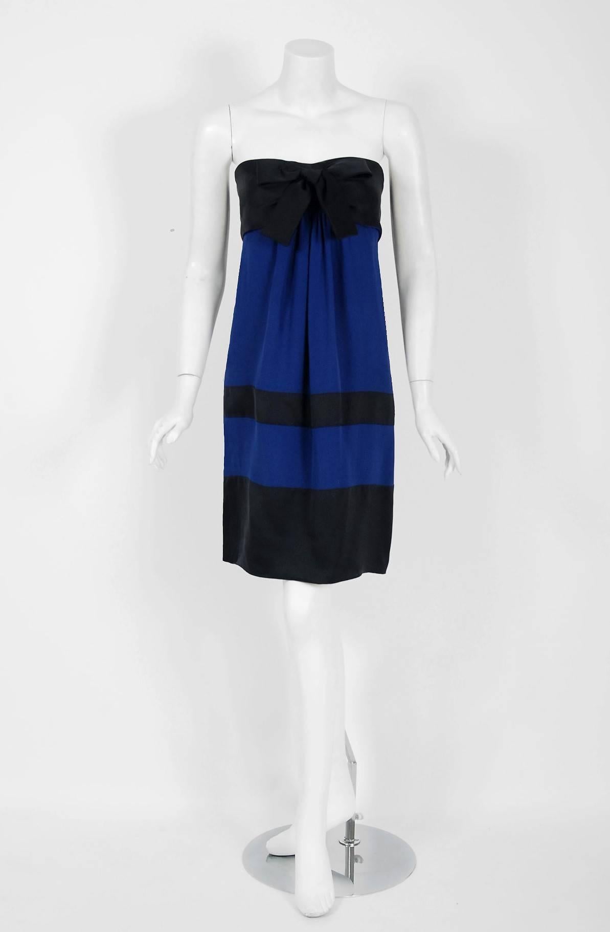 Vintage 1990 Chanel Runway Sapphire-Blue & Black Silk Strapless Dress w/ Shawl (Violett)