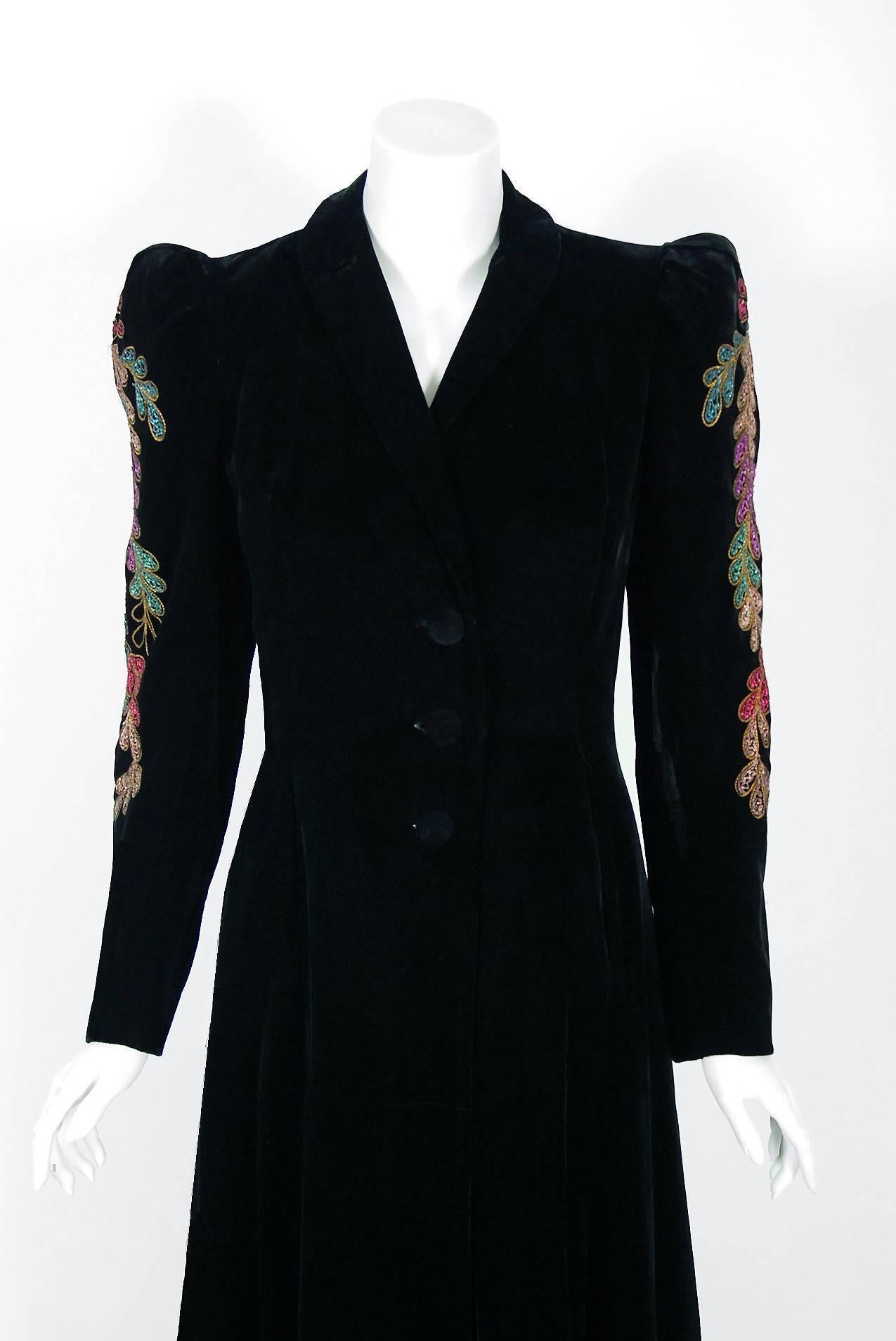 Gertrude Kopelman was one of the high-end American boutiques operating during the Art-Deco era. This breathtaking and unbelievable 1930's black silk-velvet coat will make any woman shine during cold evenings. The workmanship is unbelievable;