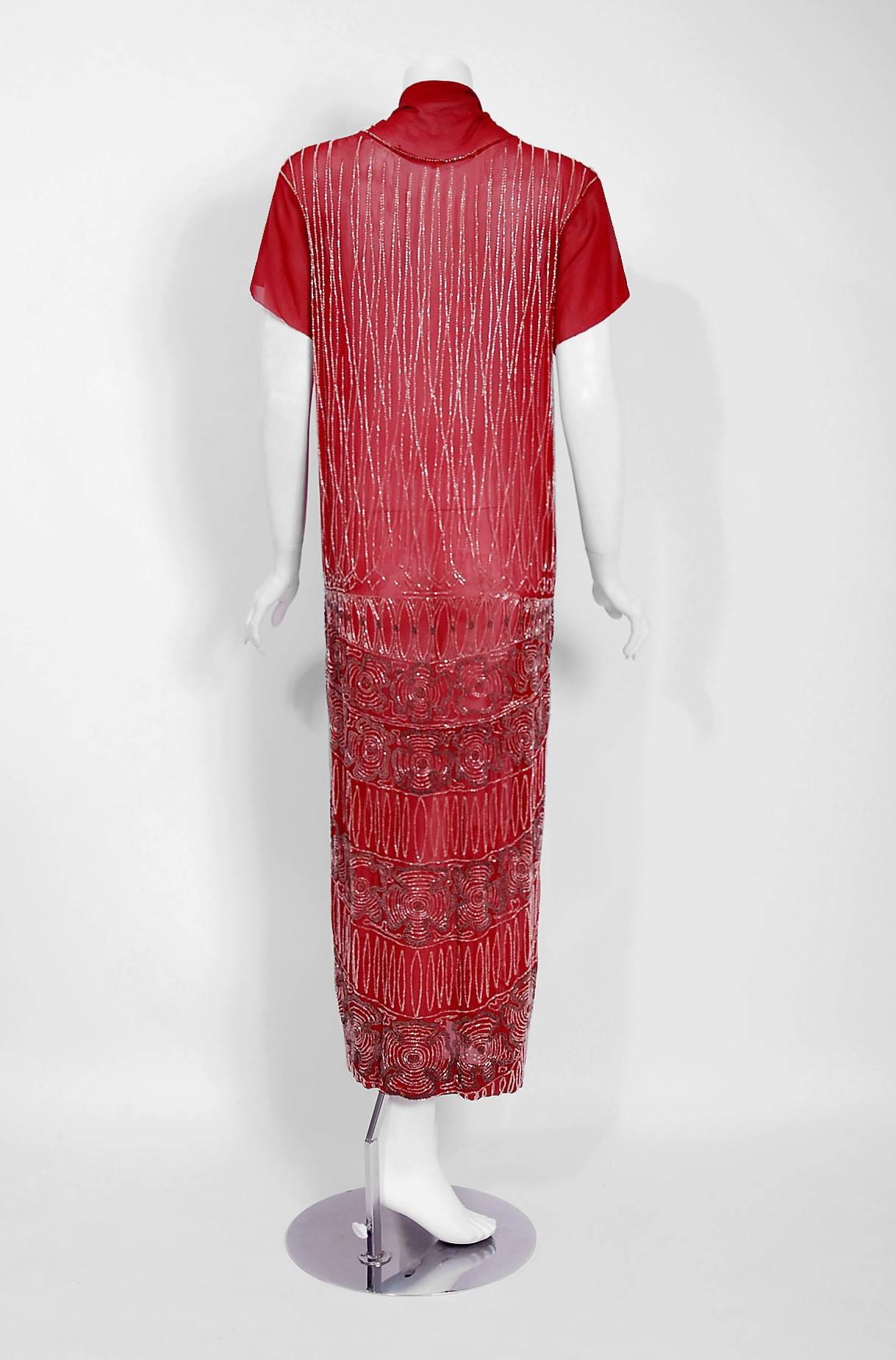 Robe de soirée vintage couture rouge bourgogne perlée en soie transparente avec nœud de foulard, années 1920 2